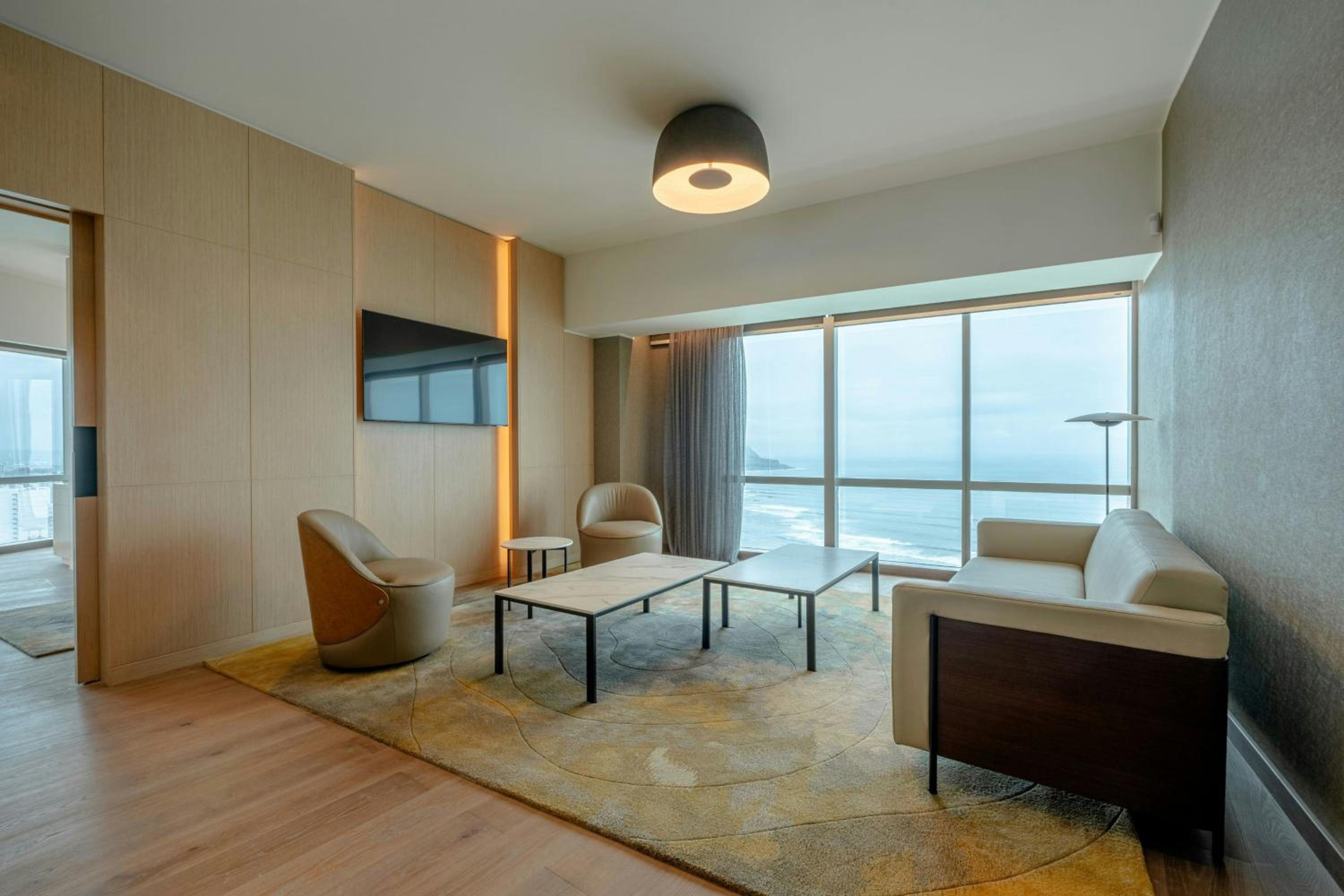 Master King Suite - Concierge Lounge Access - Photo 3