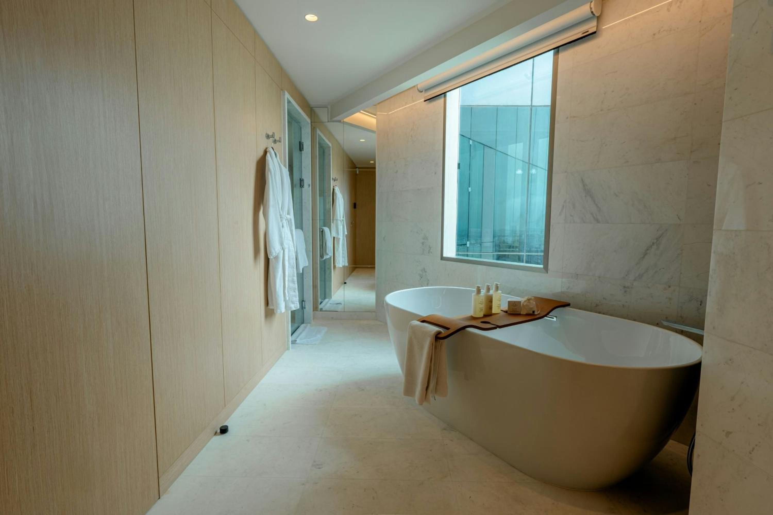 Master King Suite - Concierge Lounge Access - Photo 6