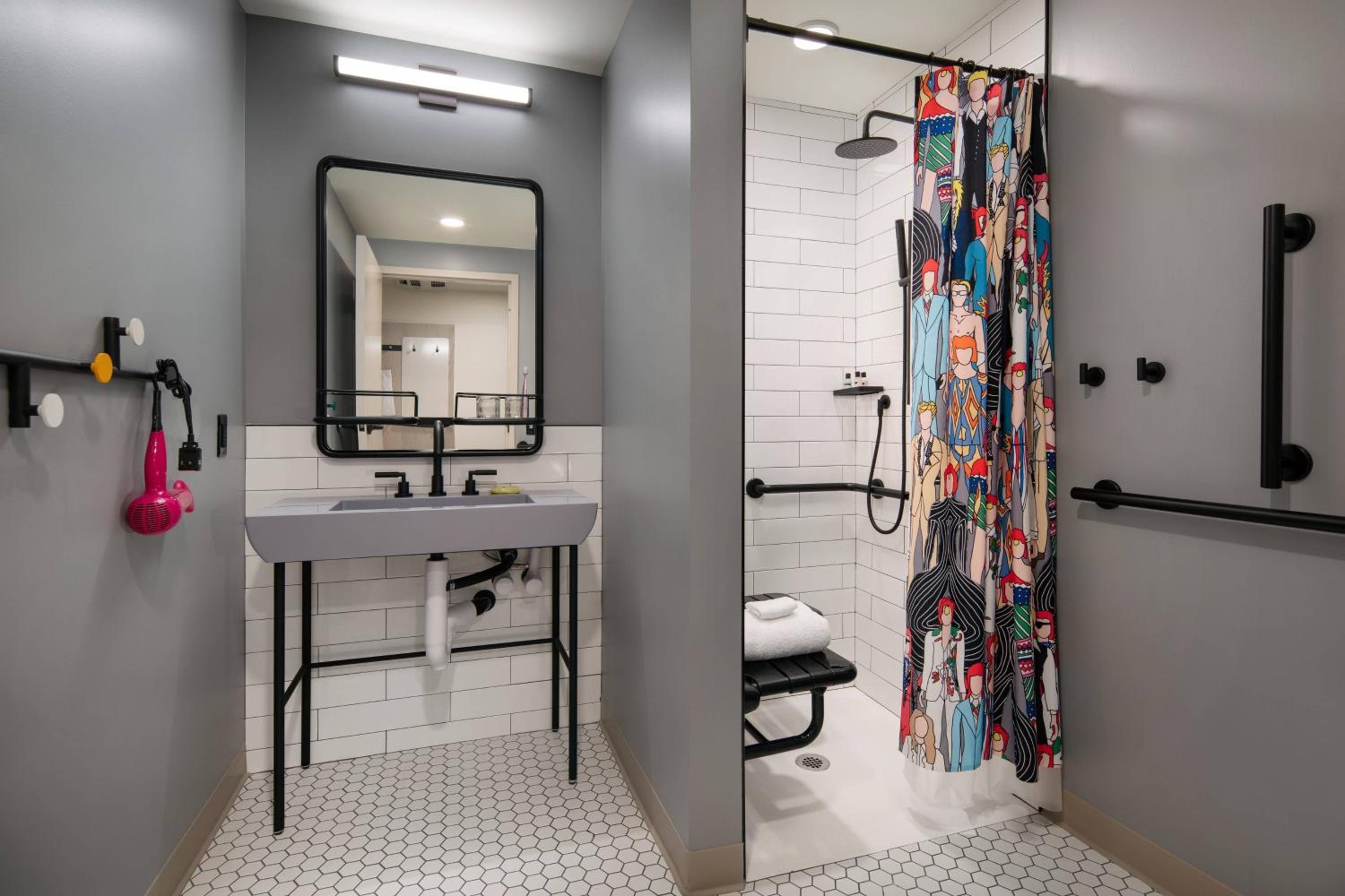 Cozy King - 184 sq. Feet, Guest room, 1 King (Mobility Accessible w/ Roll-in Shower) - Photo 10