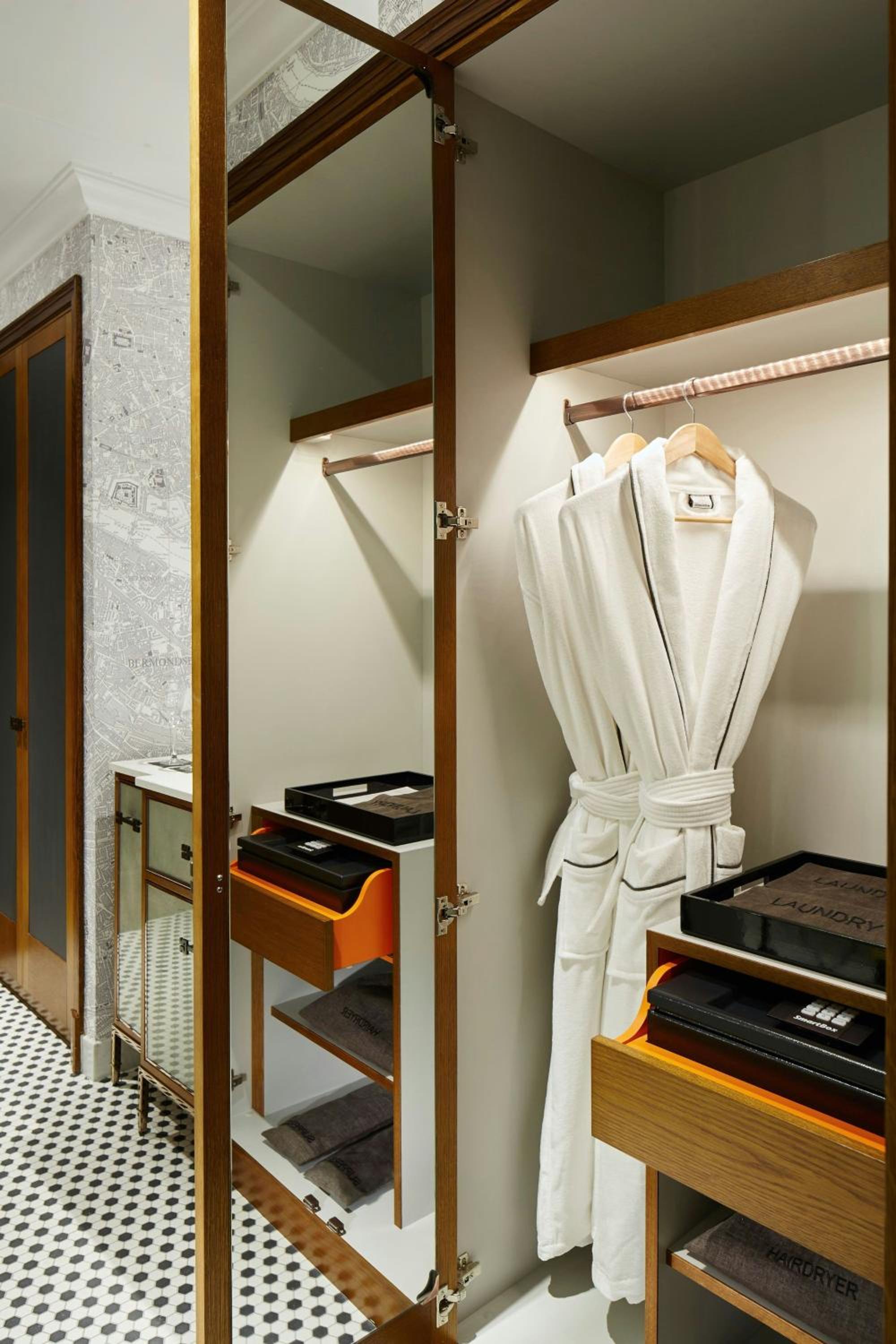 Suite with River Thames View - Club Lounge Access thumbnail 6