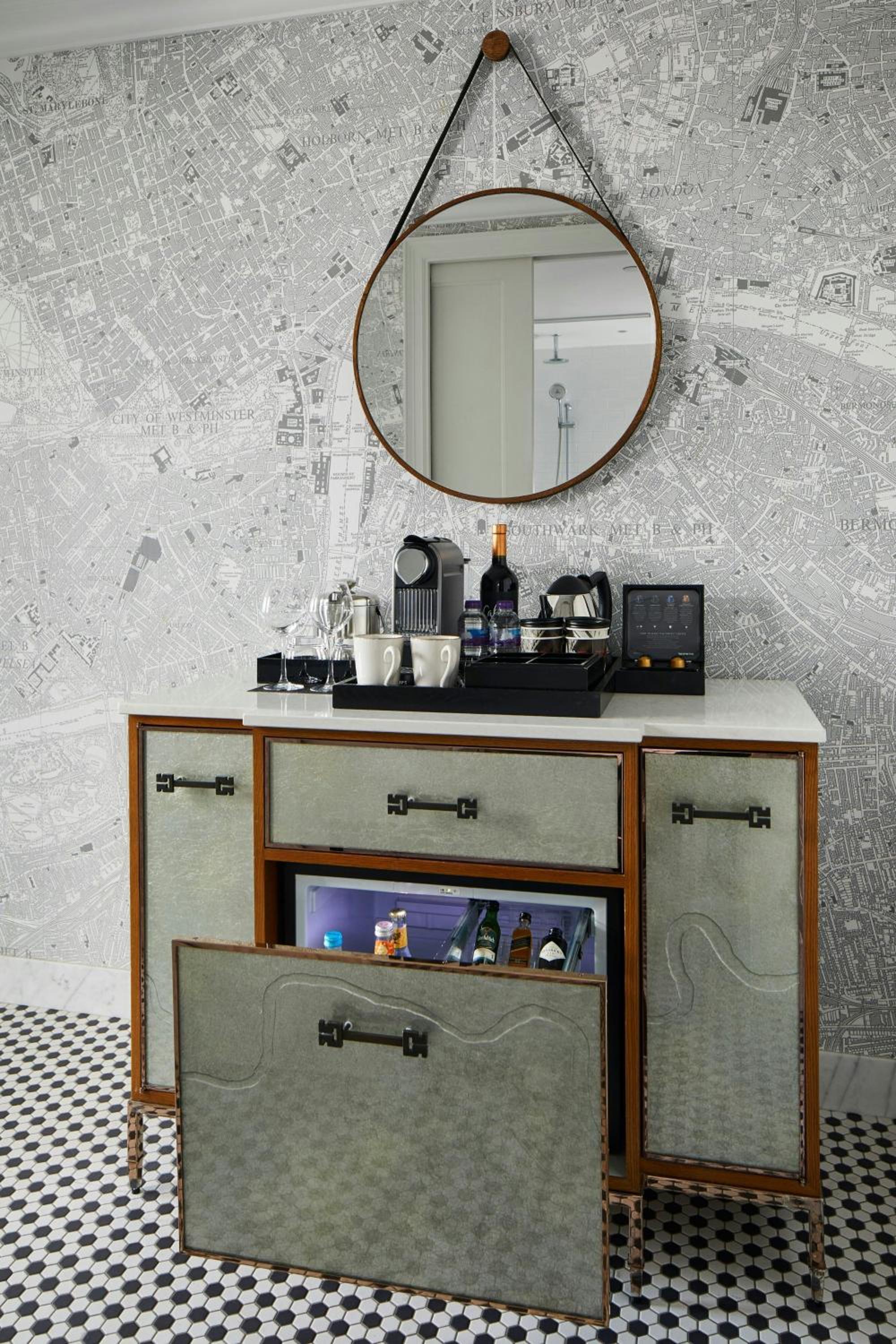 Suite with River Thames View - Club Lounge Access thumbnail 6