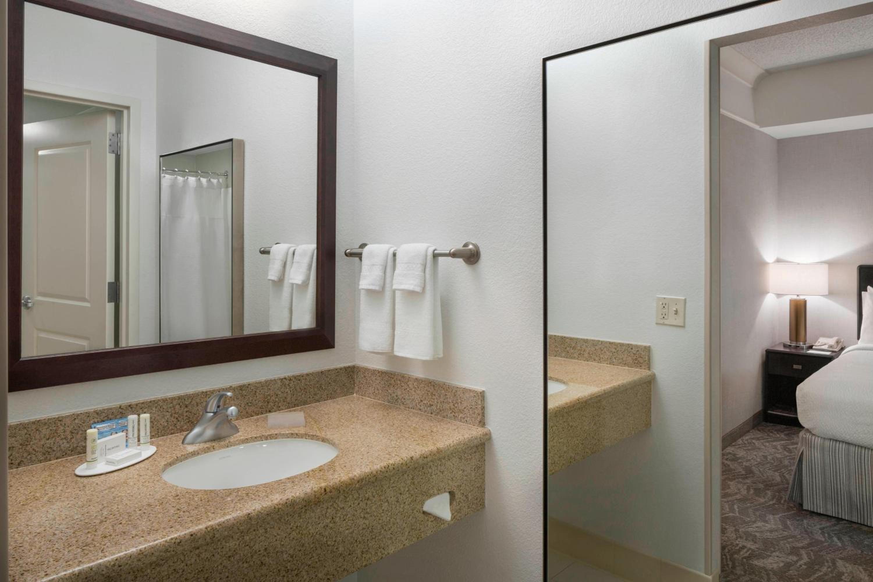Double Studio - Mobility/Hearing Accessible with Tub photo 3