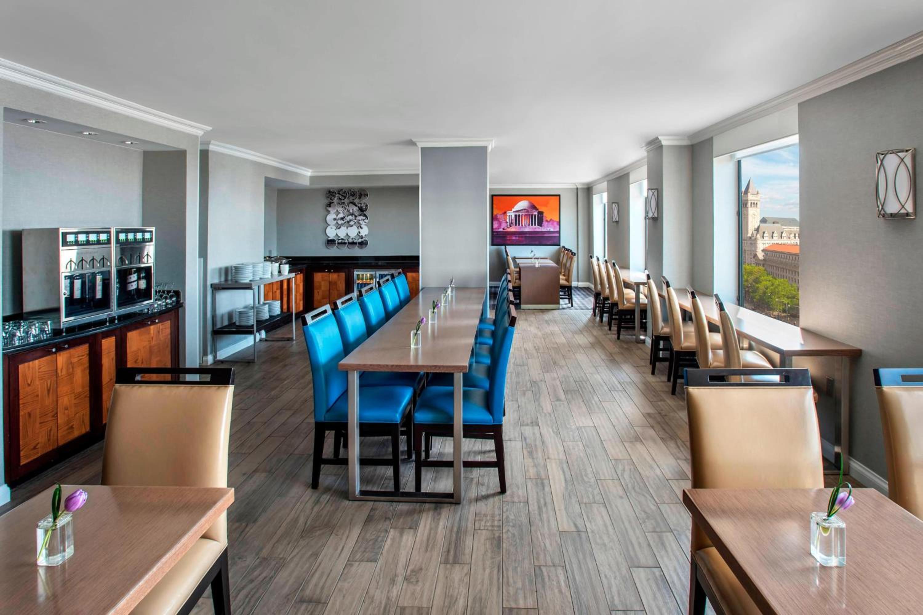 King Room with Monument View - Executive Level photo 2