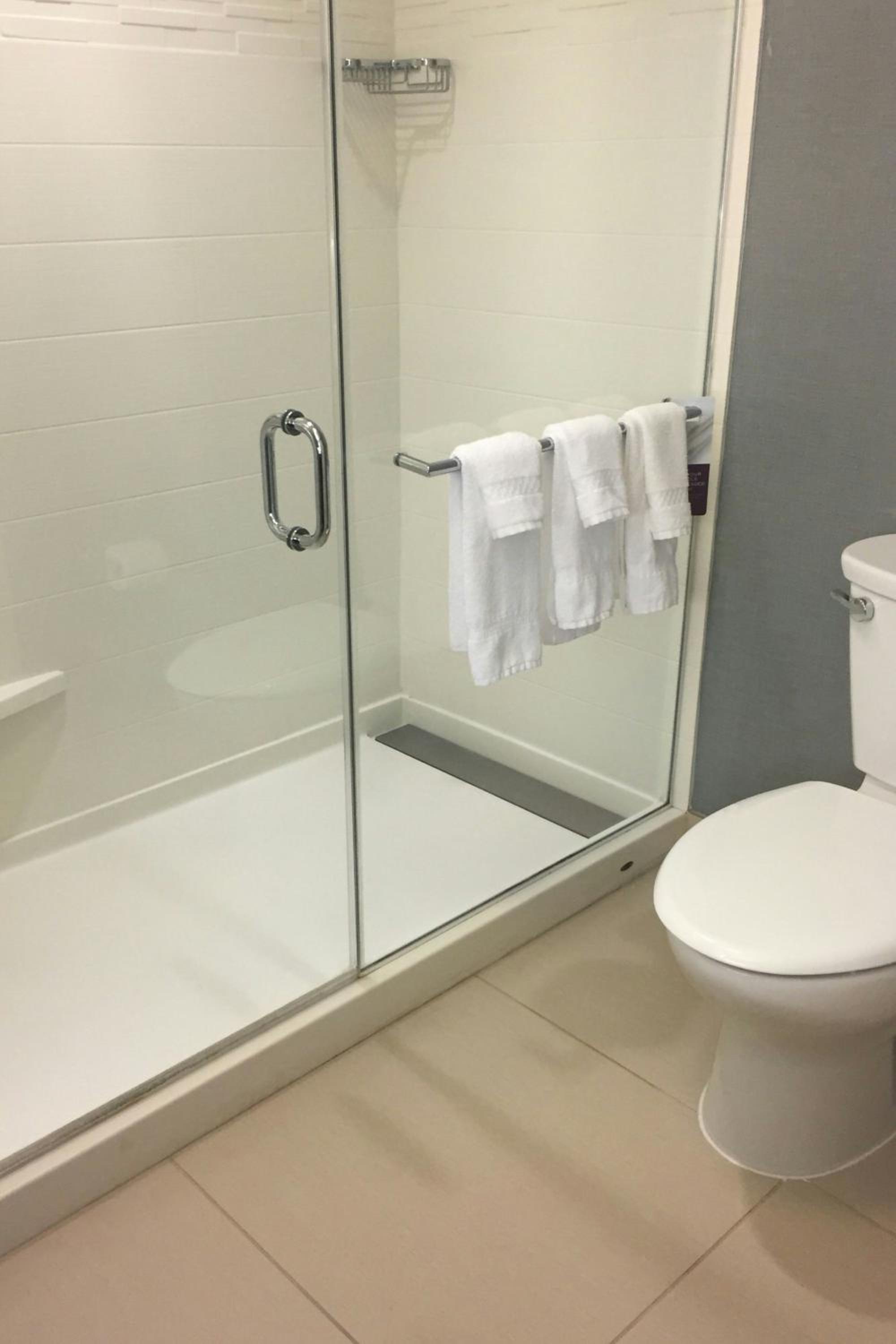 Guest Room with Two Double Beds and Tub - Mobility and Hearing Accessible
