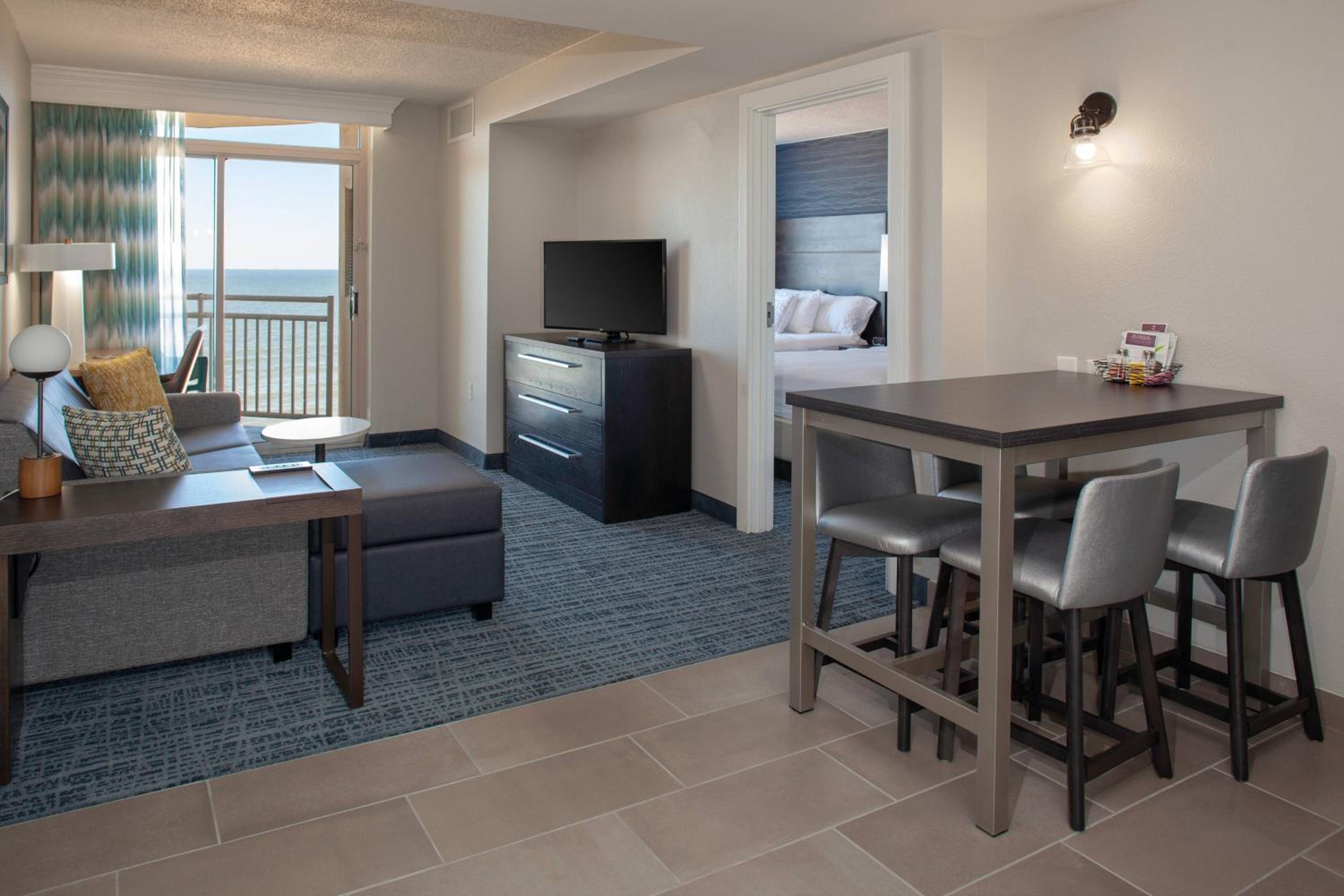 One-Bedroom Oceanfront Residential Queen Suite with Two Queen Beds and Sofa Bed - Mobility Accessible with Tub photo 3