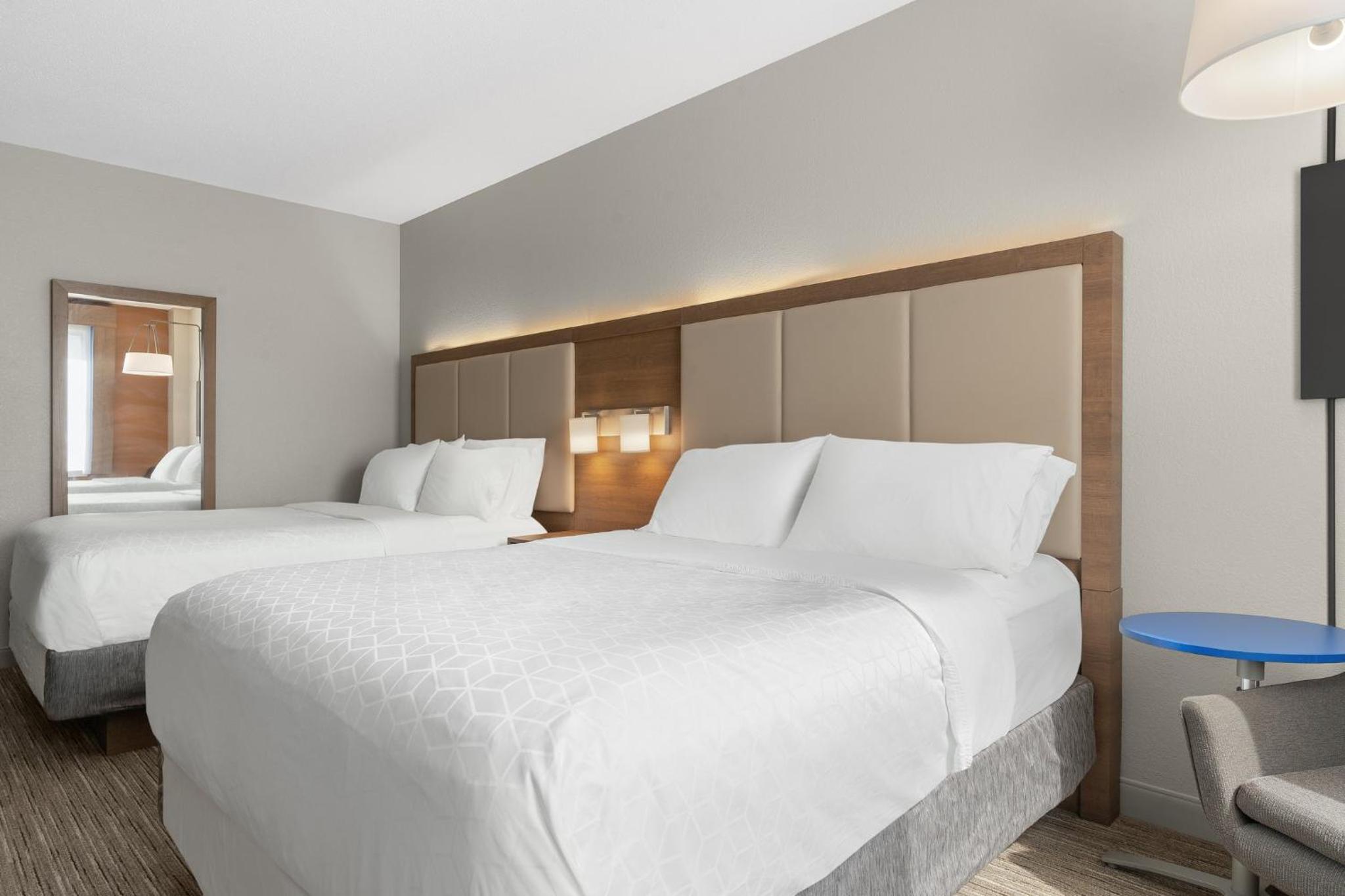 Queen Suite with Two Queen Beds - Photo 3