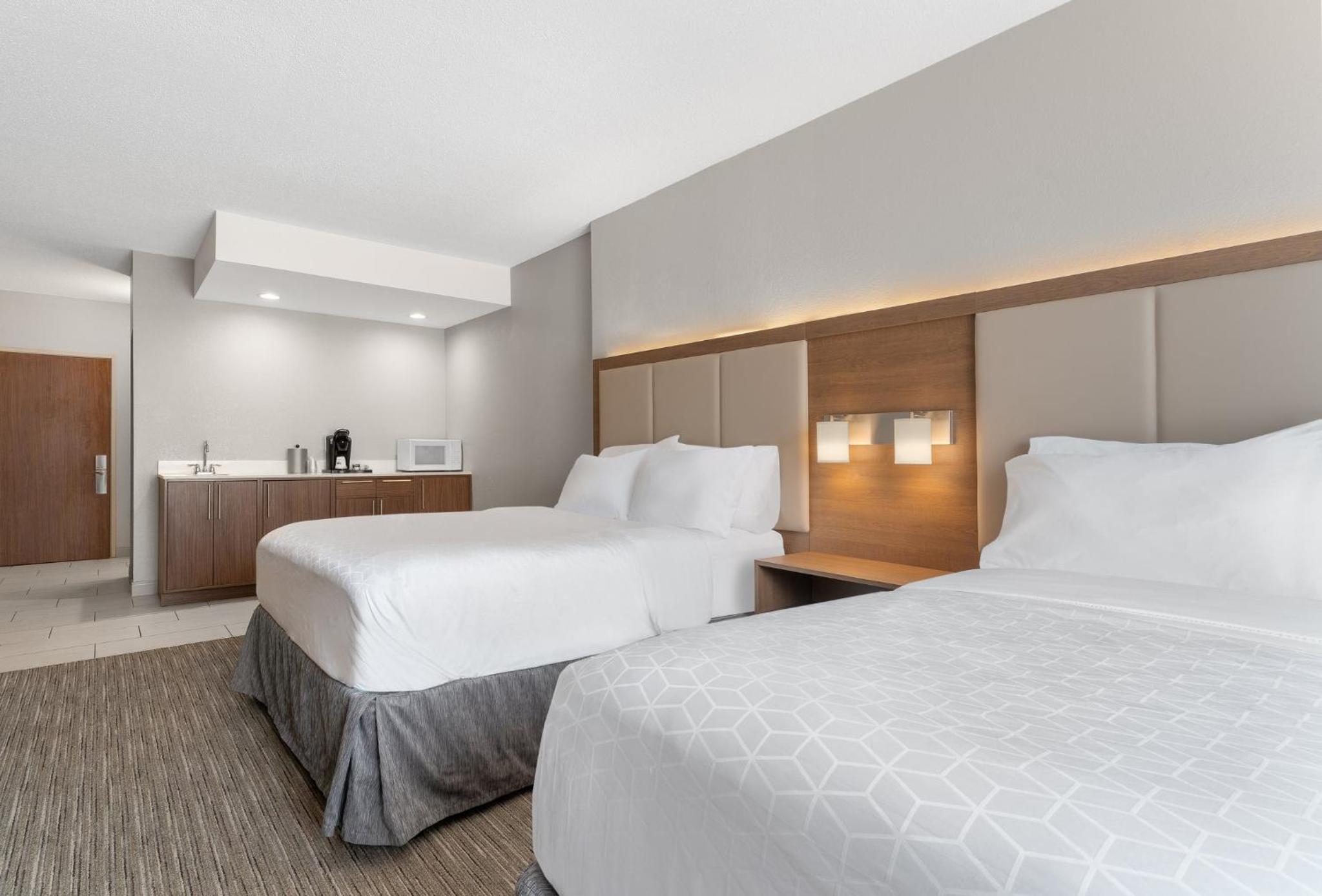 Queen Suite with Two Queen Beds - Photo 4