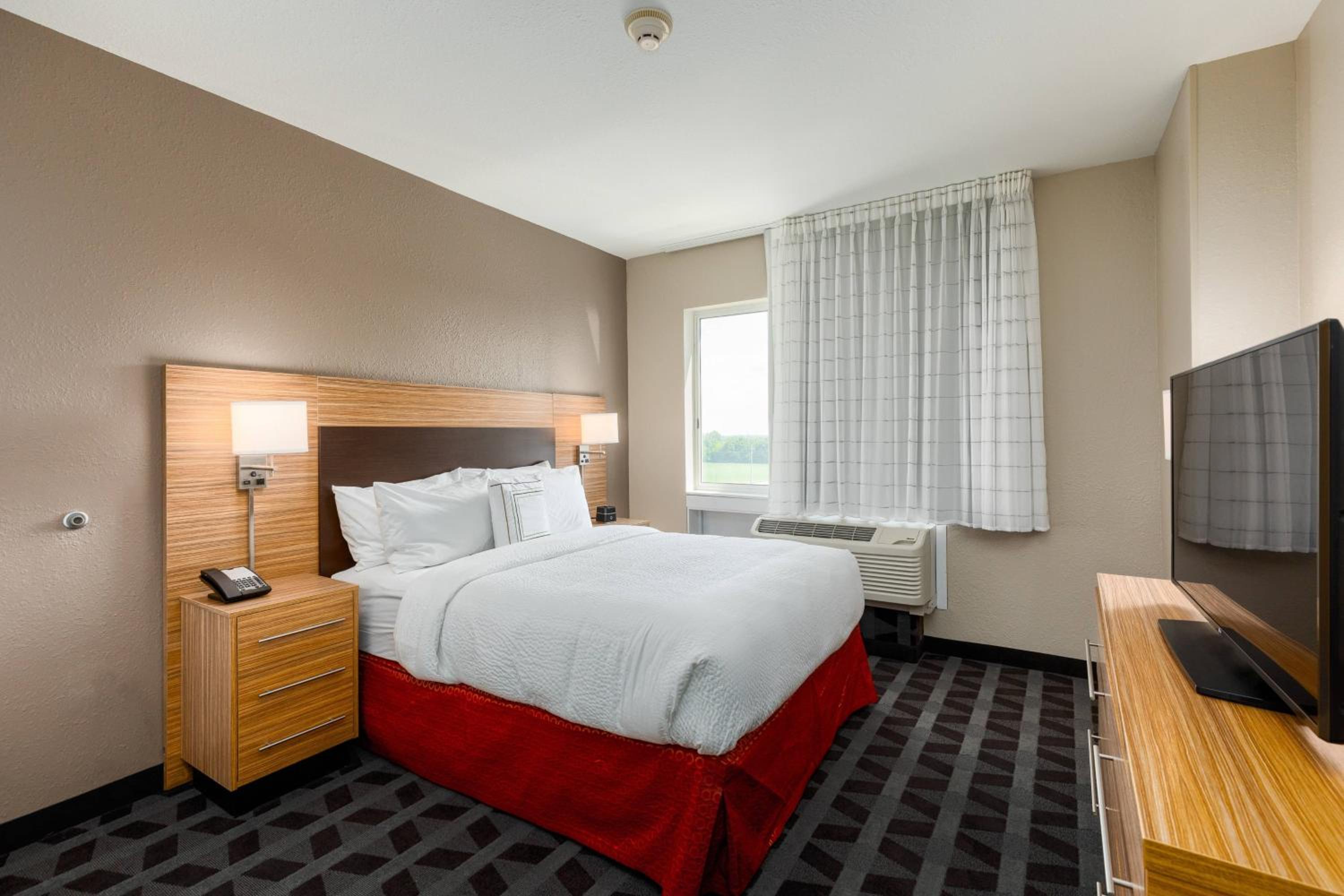 One-Bedroom Queen Suite with Sofa Bed and Roll-in Shower - Mobility Accessible photo 3