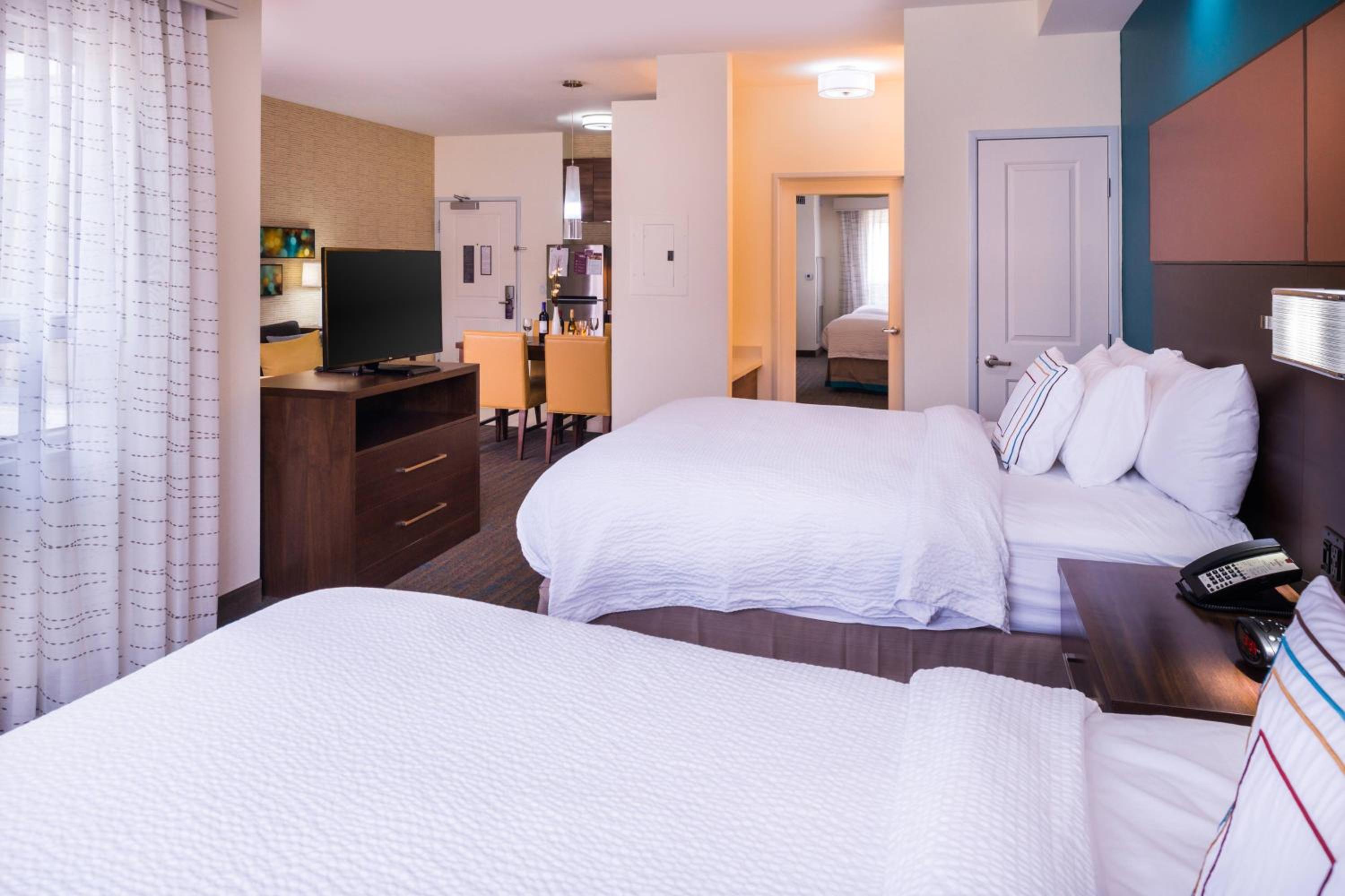Studio with Two Queen Beds - Hearing Accessible