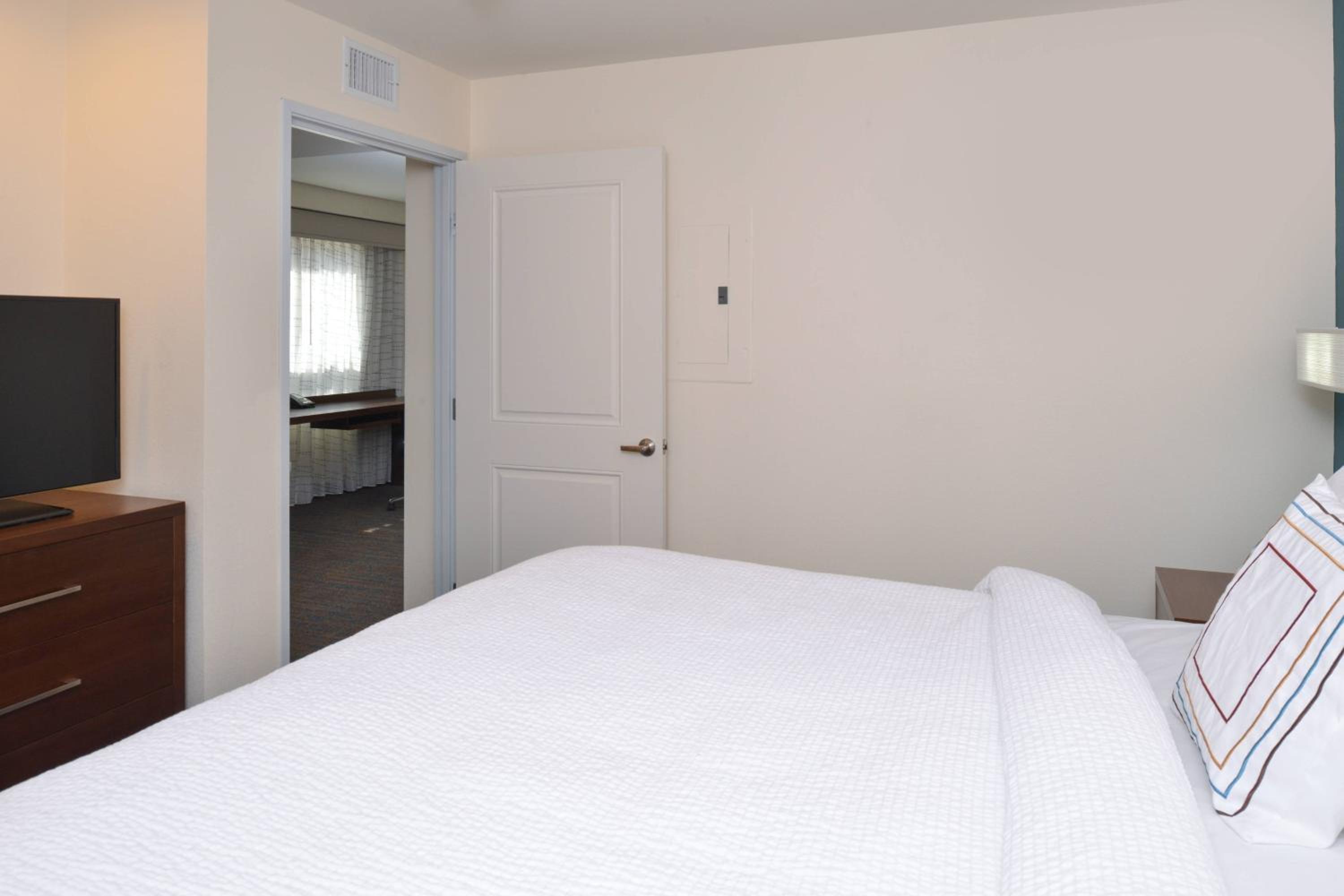 One-Bedroom King Suite with Adapted Tub - Mobility Accessible