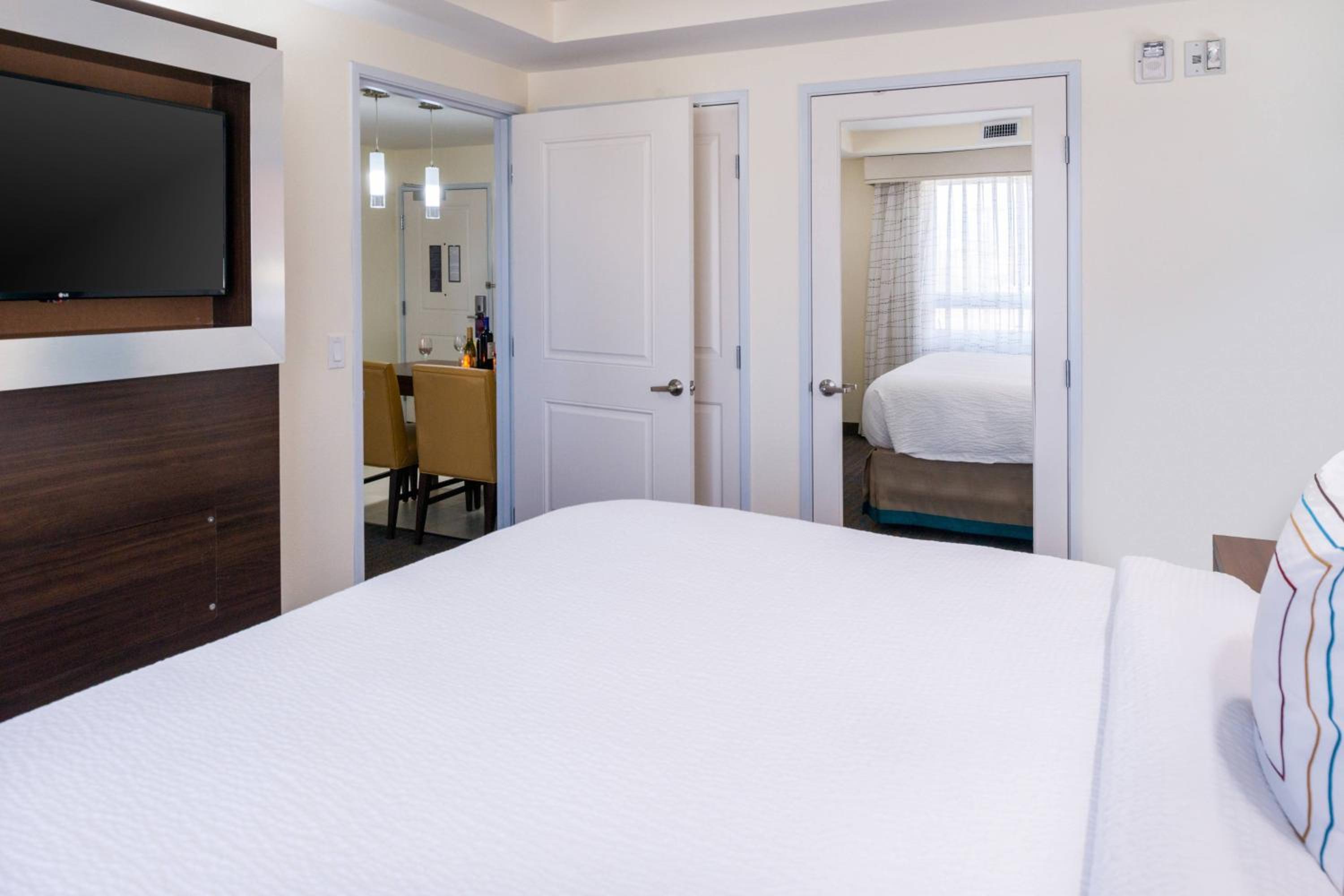 2 Bedroom Suite, Bedroom 1: 1 King, Bedroom 2: 1 Queen (Mobility Accessible w/ Tub) photo 1
