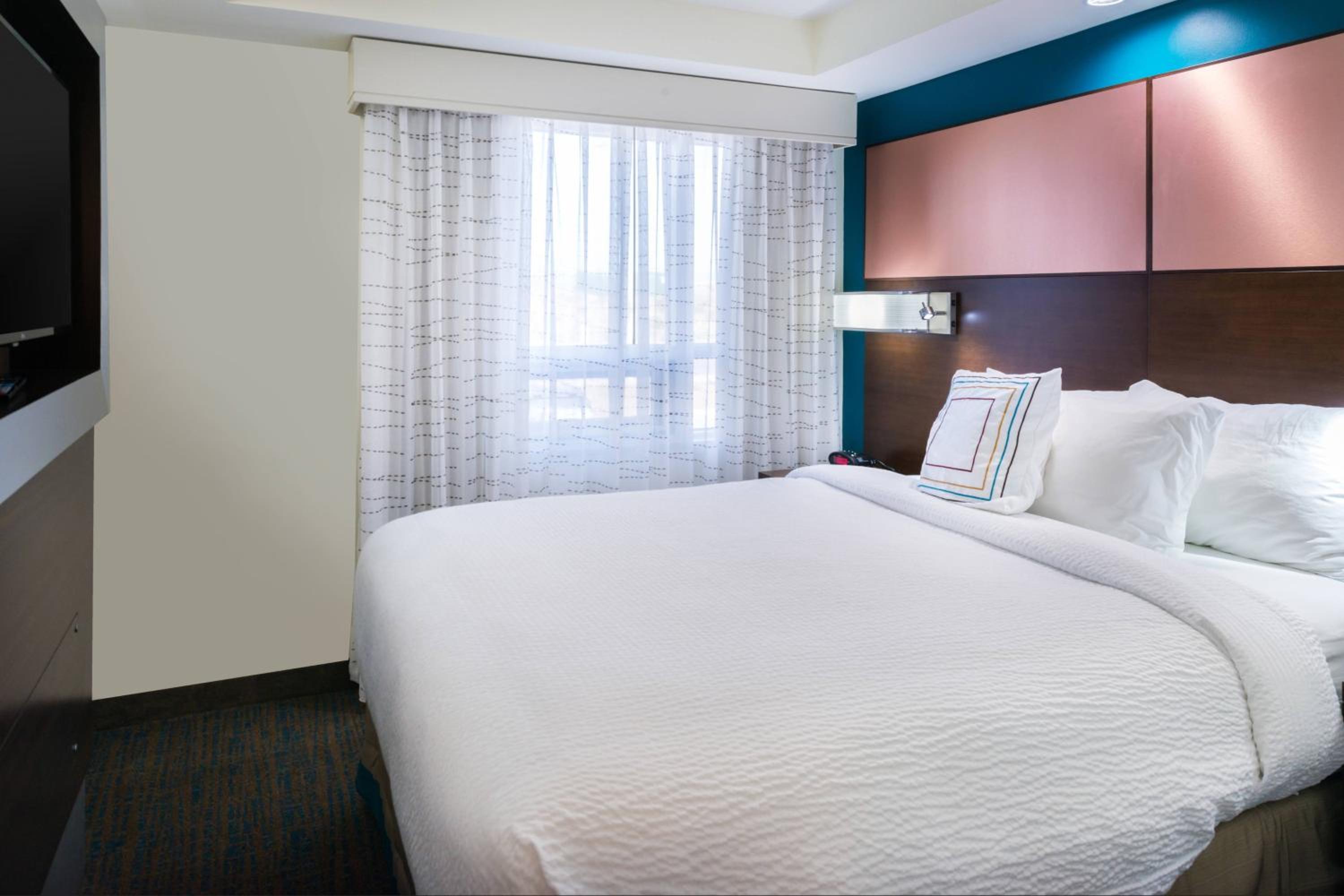 2 Bedroom Suite, Bedroom 1: 1 King, Bedroom 2: 1 Queen (Mobility Accessible w/ Tub) photo 3