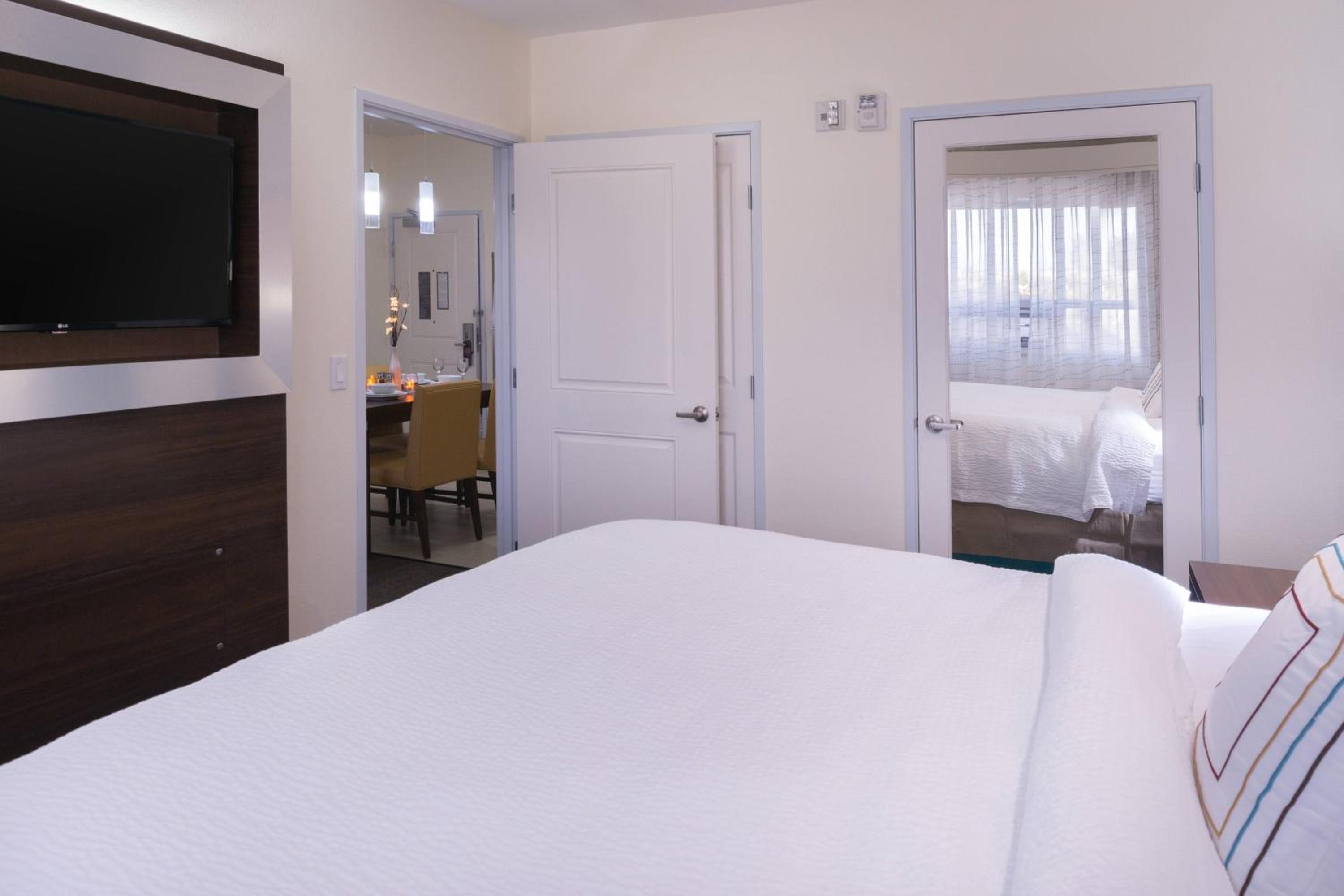 2 Bedroom Suite, Bedroom 1: 1 King, Bedroom 2: 1 Queen (Mobility Accessible w/ Tub) photo 2