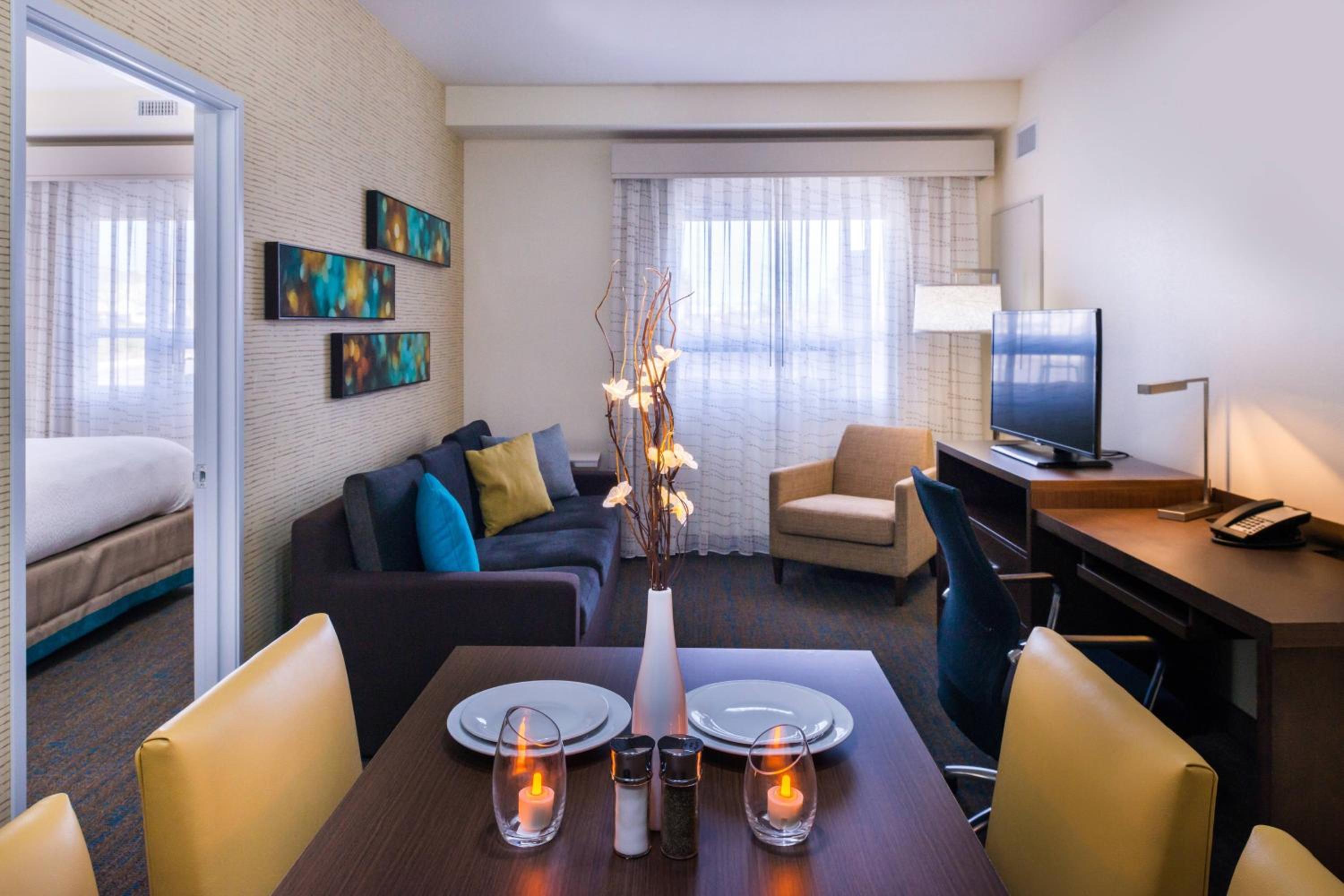 Two-Bedroom Suite with One King Bed and One Queen Bed - Hearing Accessible