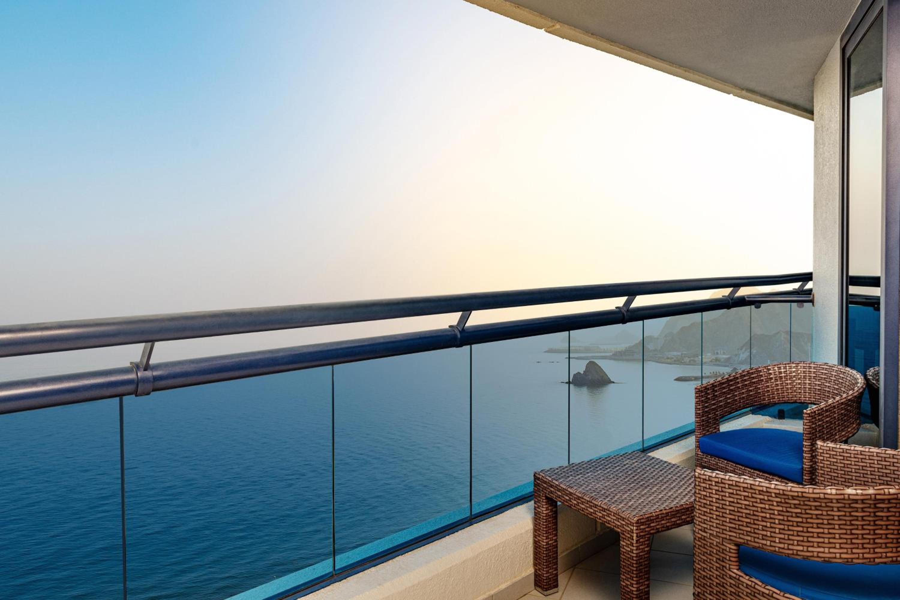 Club Lounge Access with Refreshments, 1 Bedroom Executive Suite, 1 King, Ocean view, Balcony with Breakfast photo 3