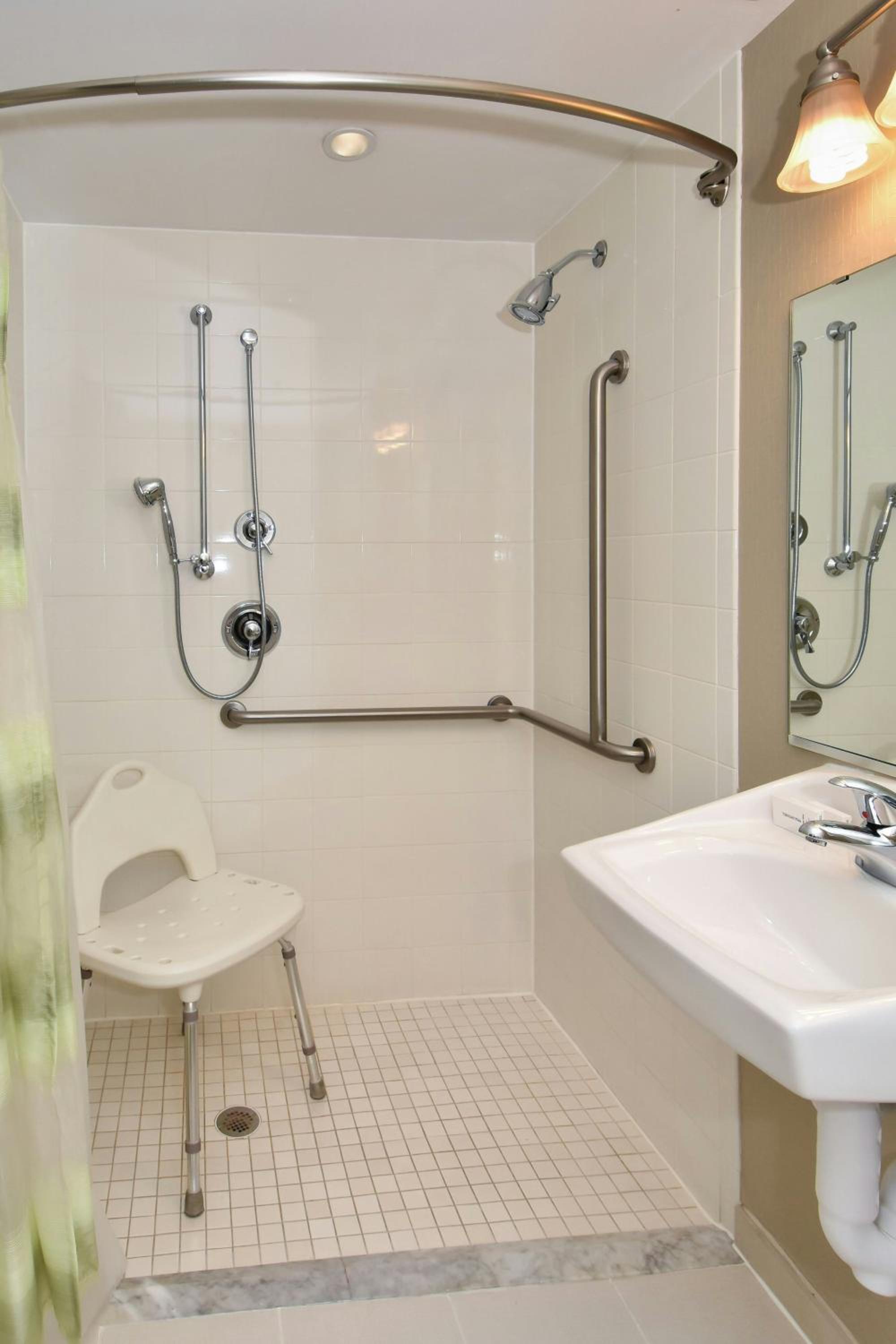 Queen Suite with Two Queen Beds and Trundle Sofa - Hearing Accessible - Photo 6