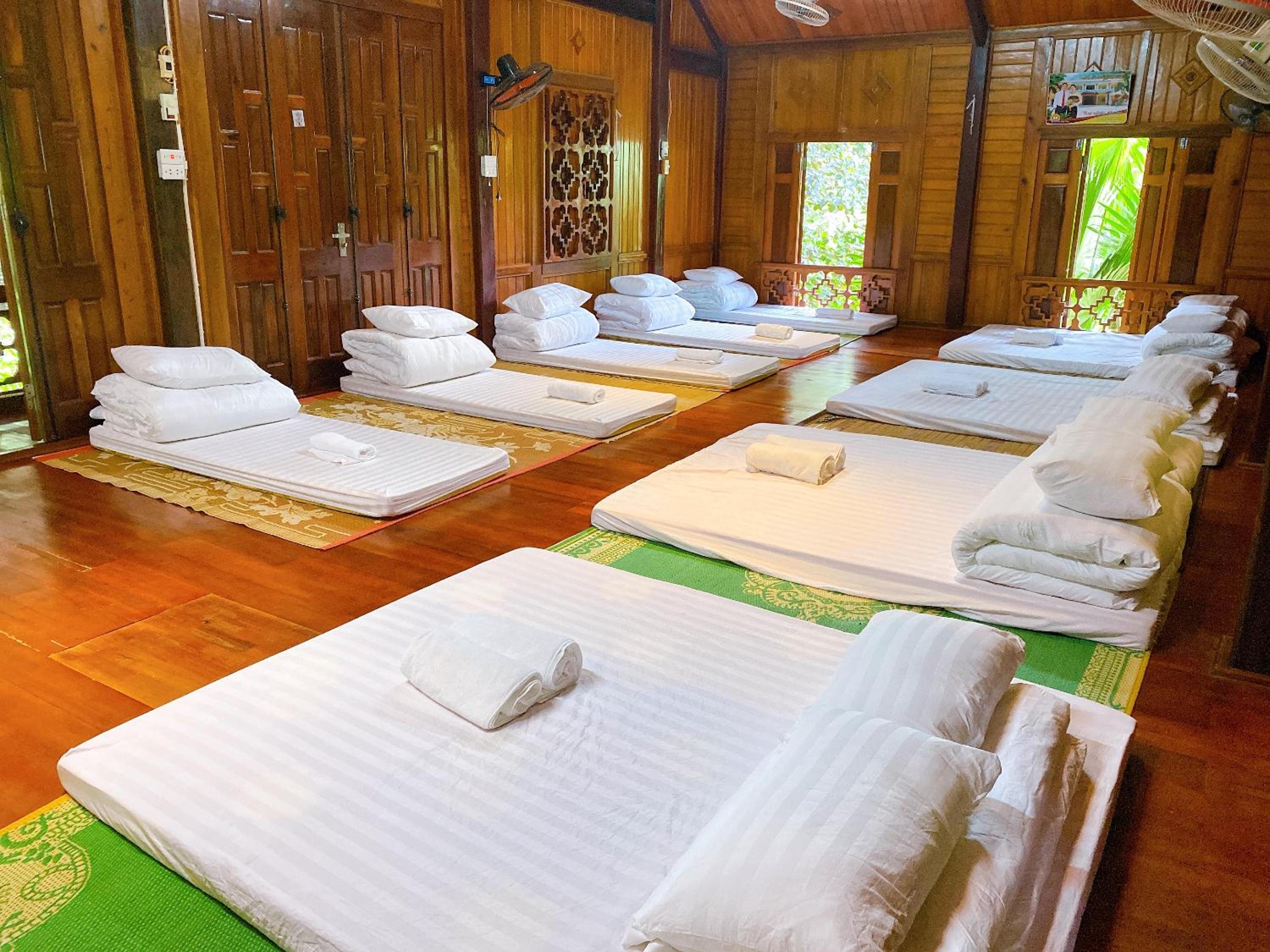 8-Bed Mixed Dormitory Room photo 3