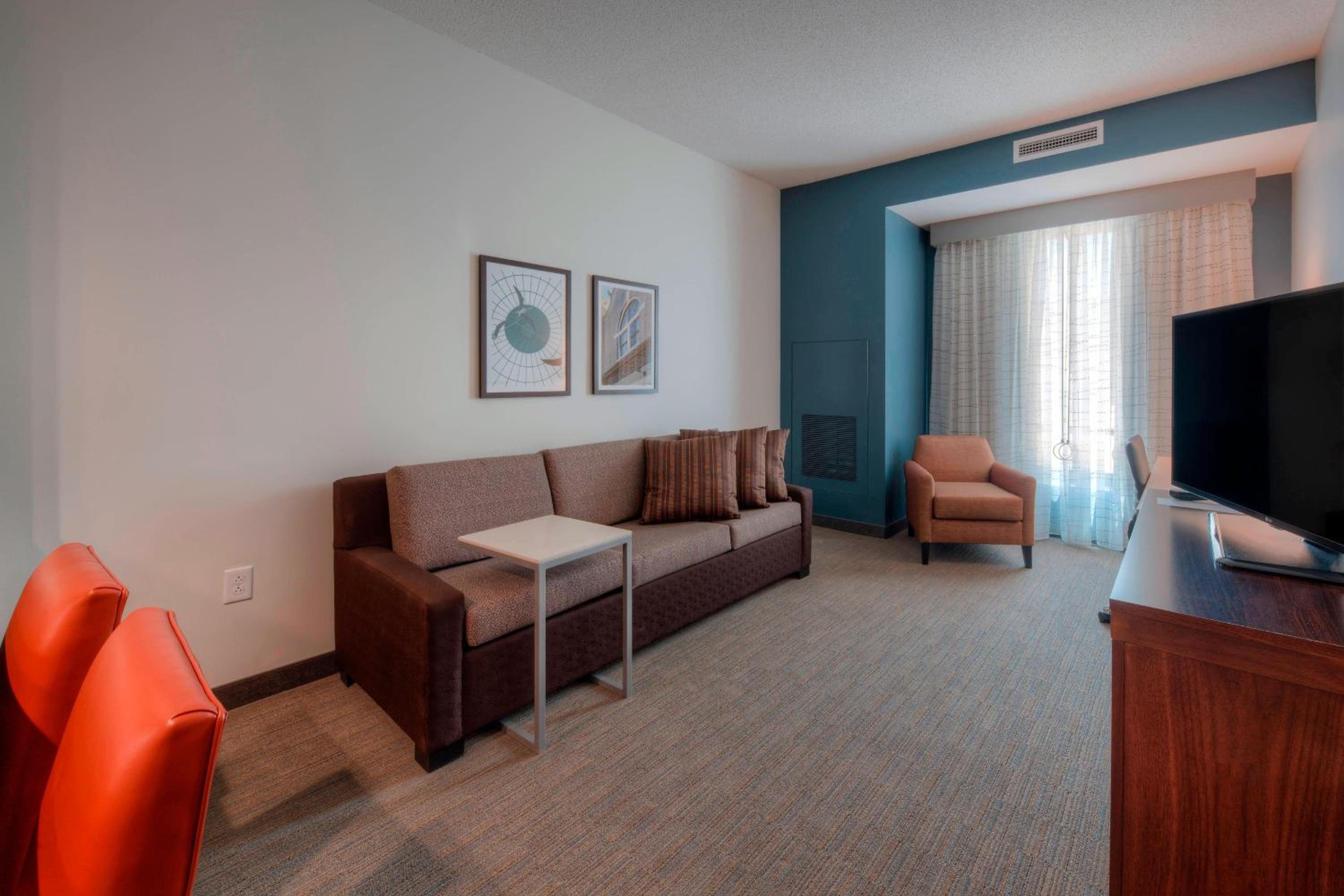 One-Bedroom Large Queen Suite with Sofa Bed and Adapted Tub - Mobility Accessible