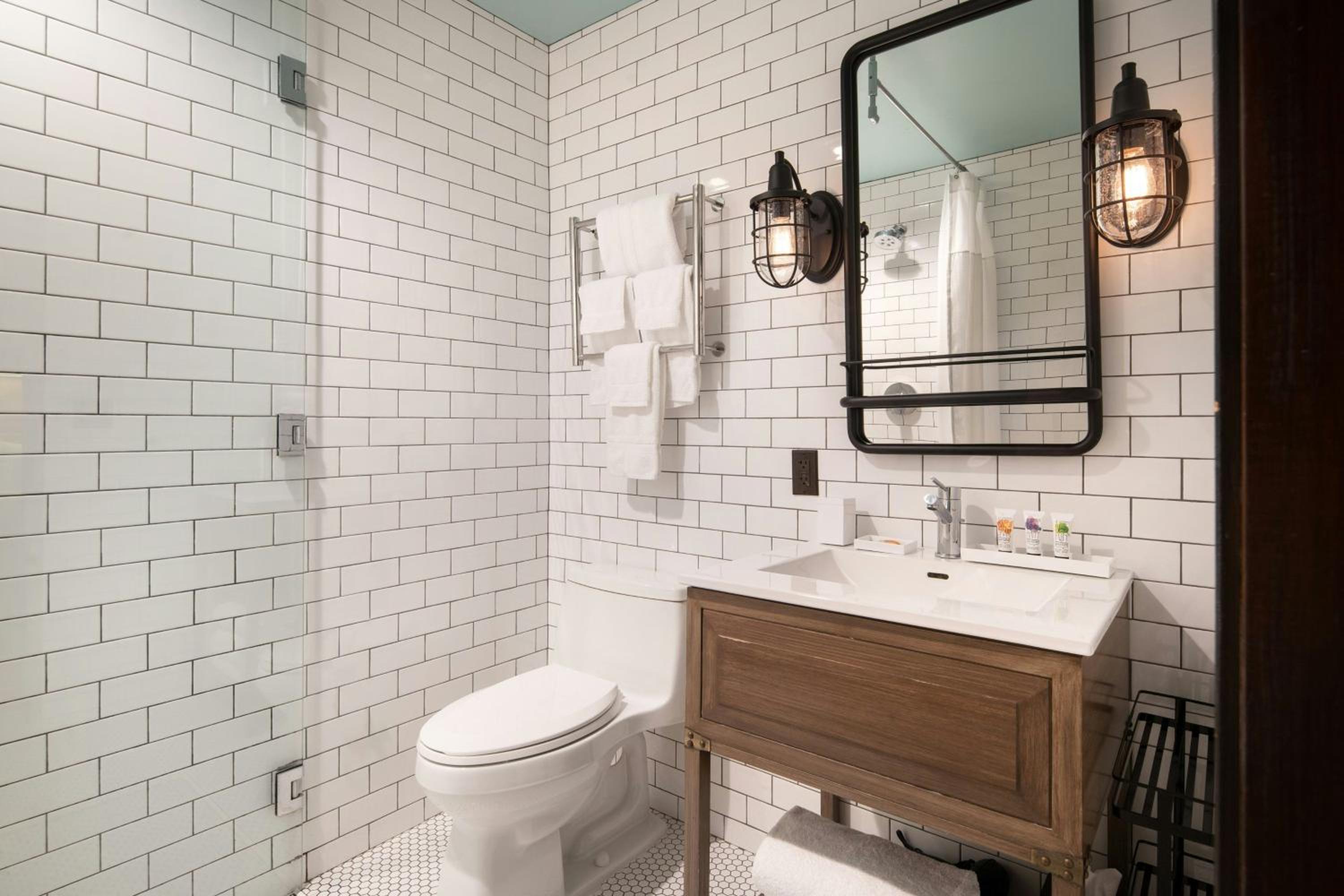 Queen Room - Mobility/Hearing Accessible with Roll-In Shower photo 2