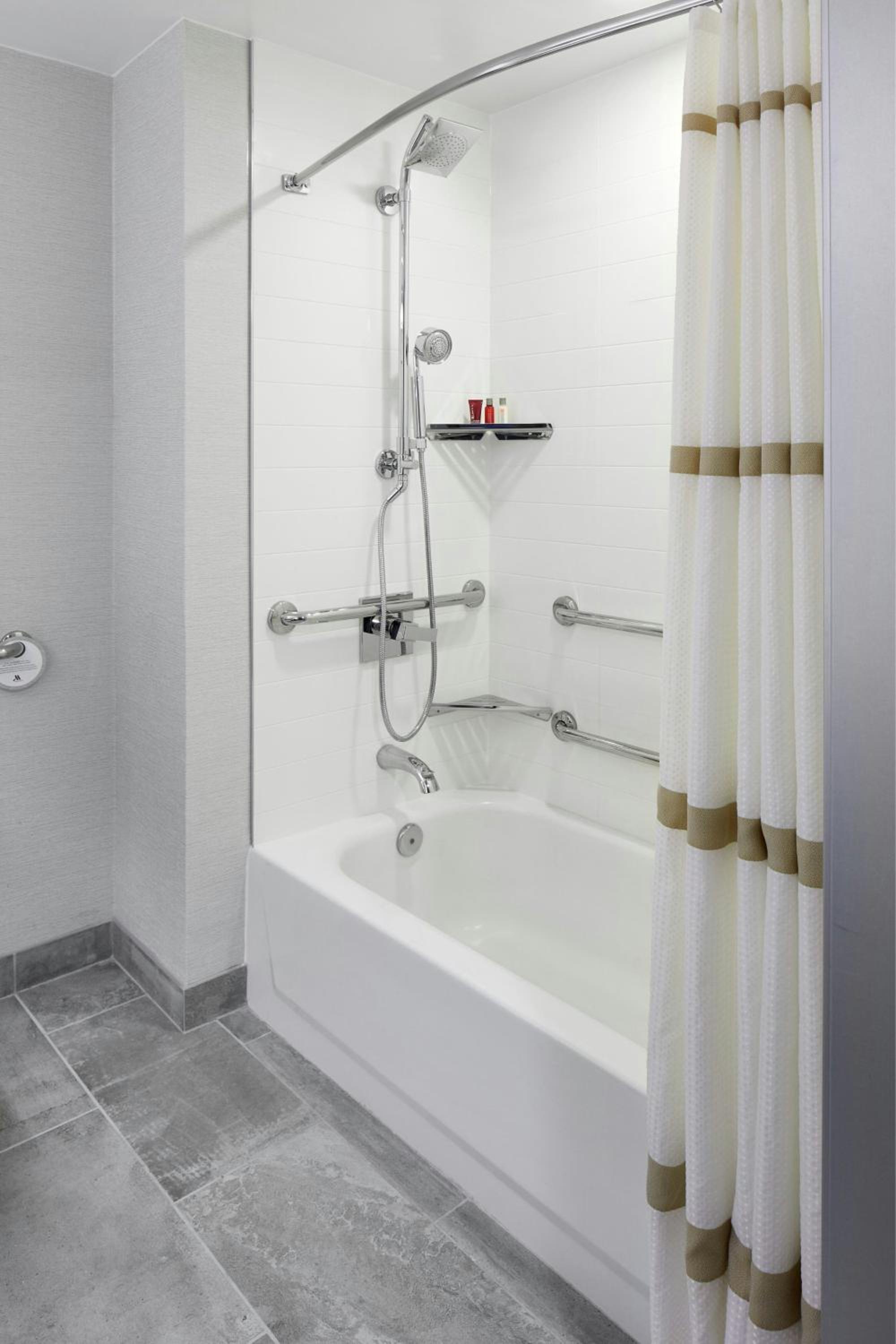 King Room with Adapted Tub - Mobility and Hearing Accessible - Photo 5