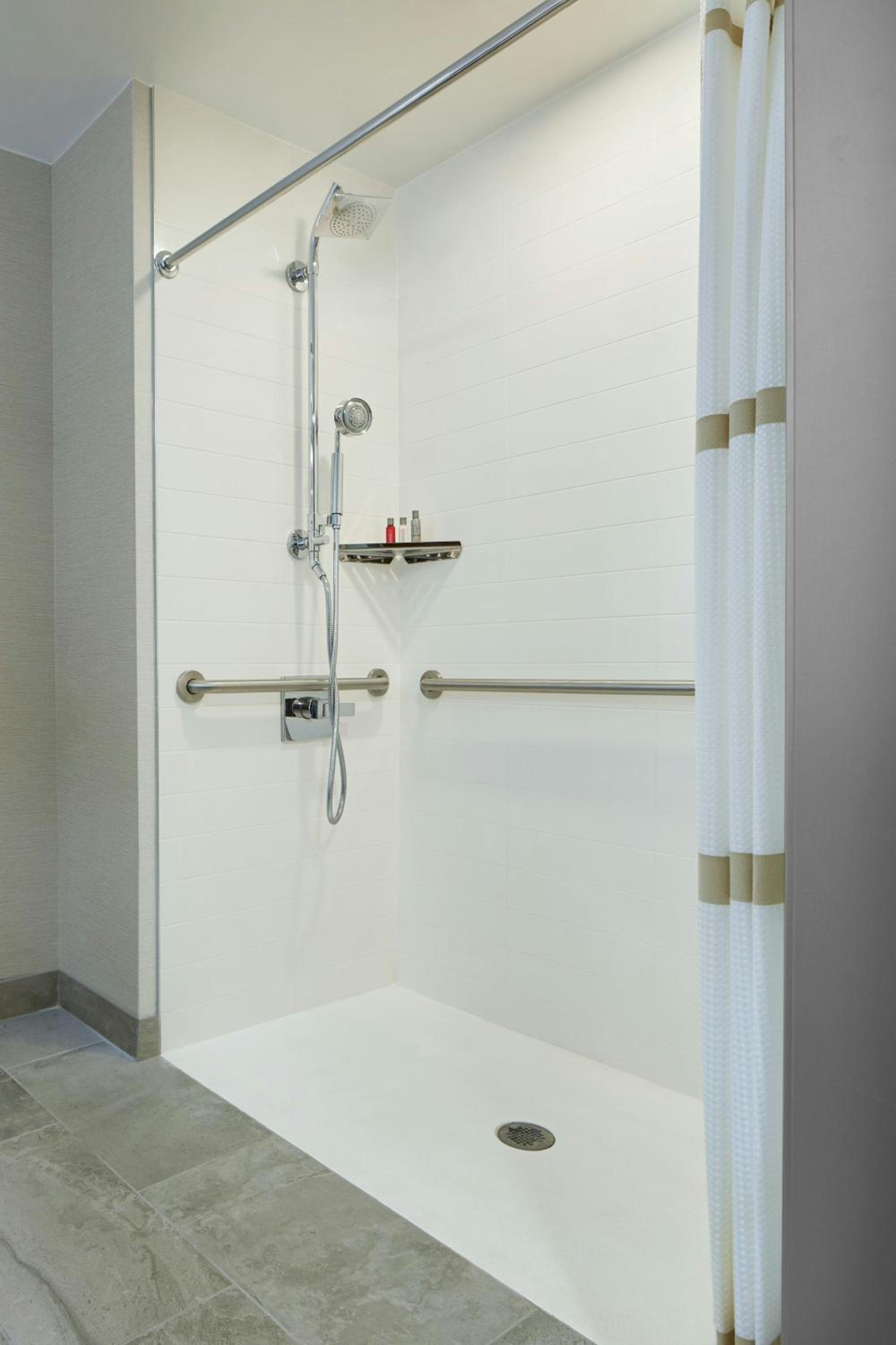 King Room with Adapted Tub - Mobility and Hearing Accessible - Photo 6