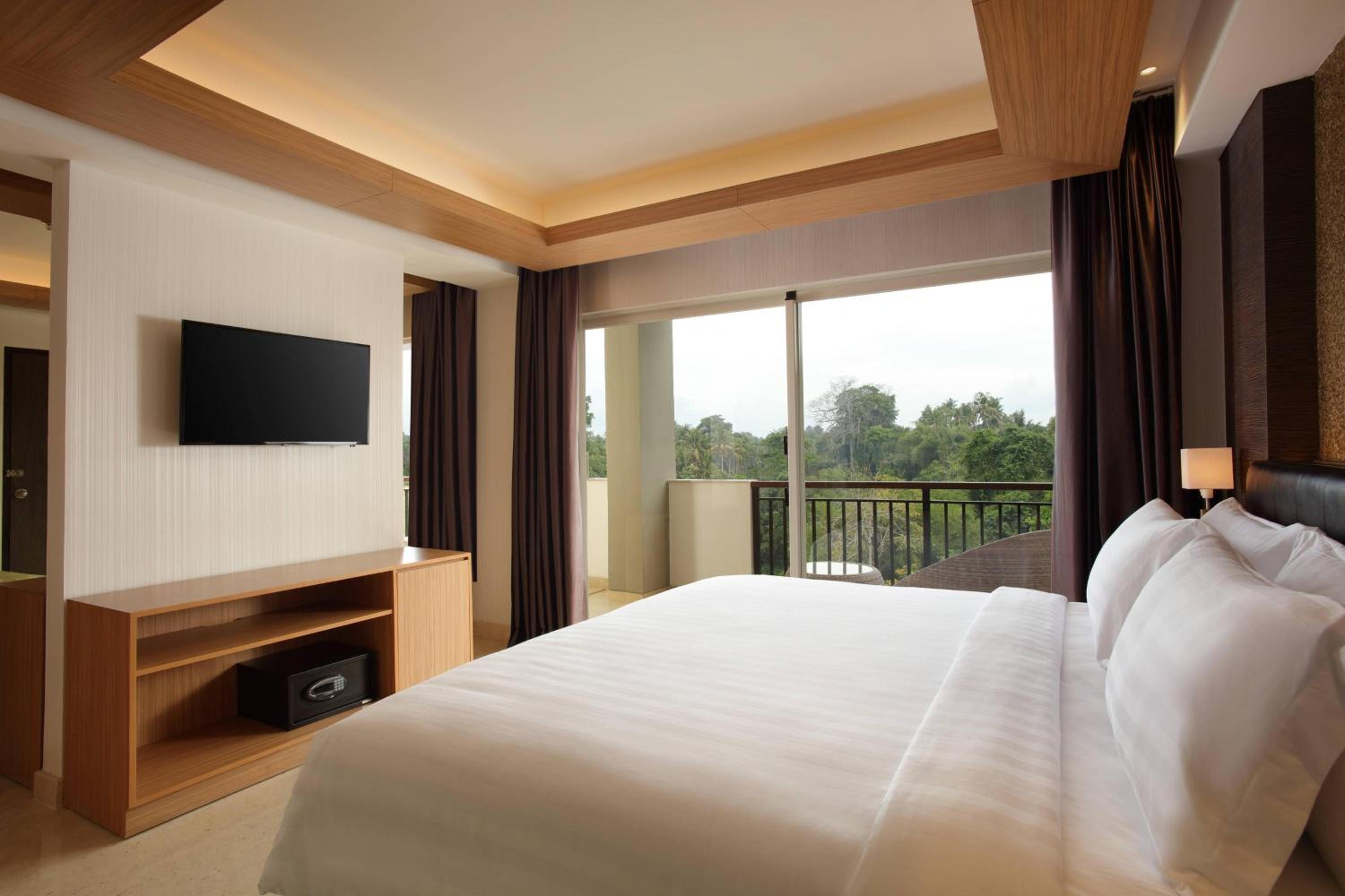 Jungle Suite Room with Balcony, River View, with FREE daily shuttle to Ubud City, FREE Photo Session, FREE Art Gallery Visit, 24-hour access to Fitness Center, FREE Welcome Drink, and FREE Kids Activities.