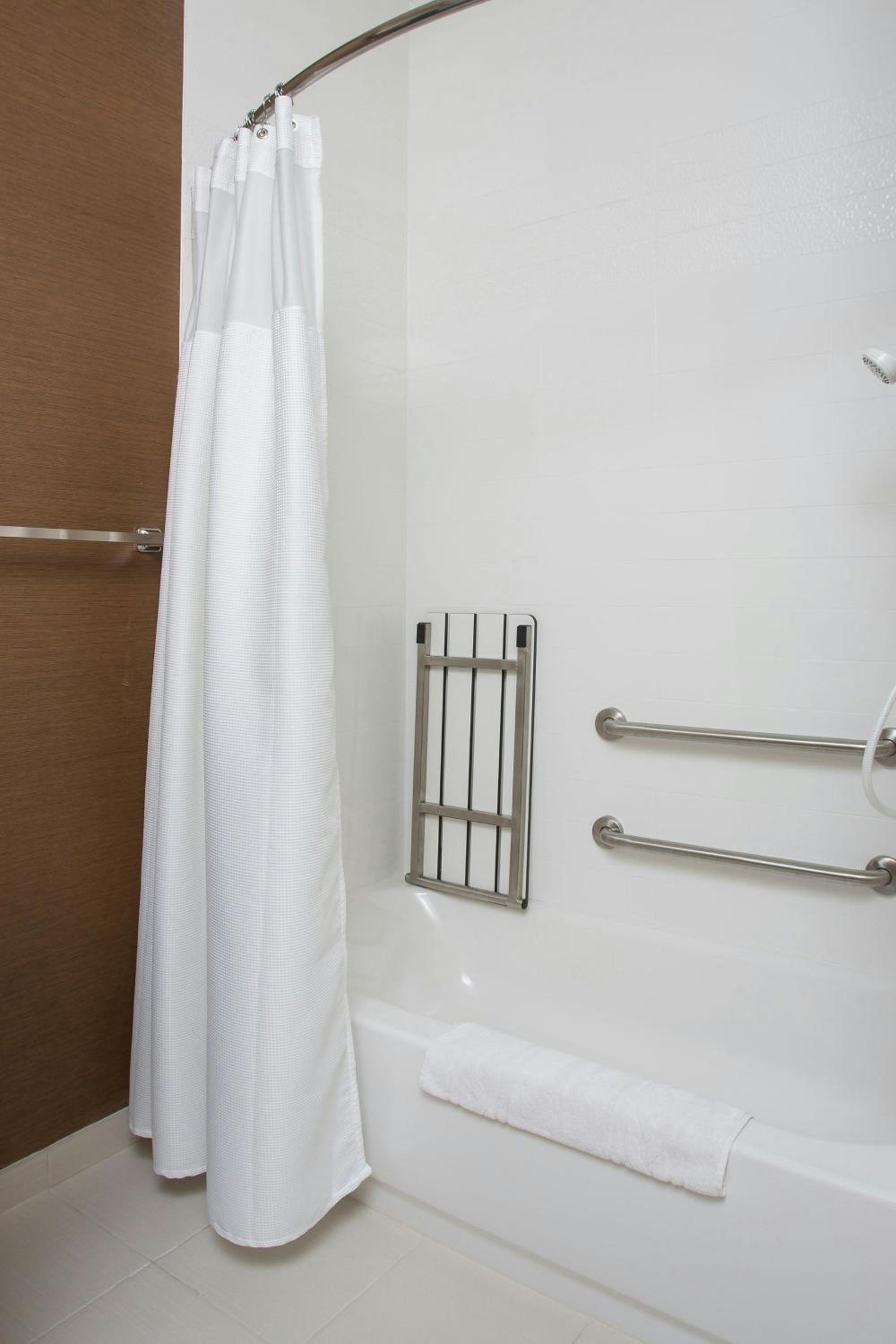 King Room with Adapted Tub - Mobility Accessible