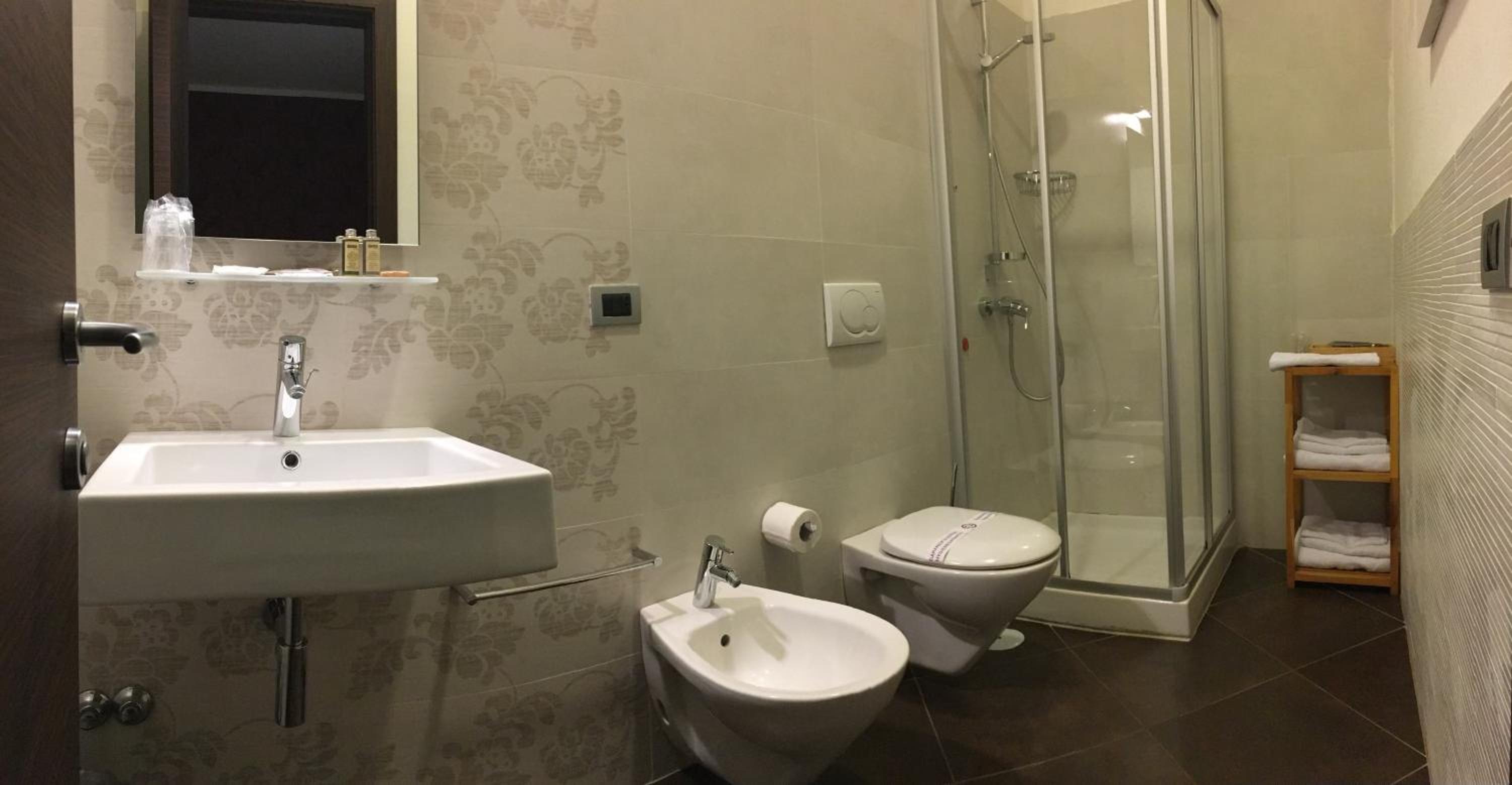 Deluxe Double Room with Balcony - Photo 4