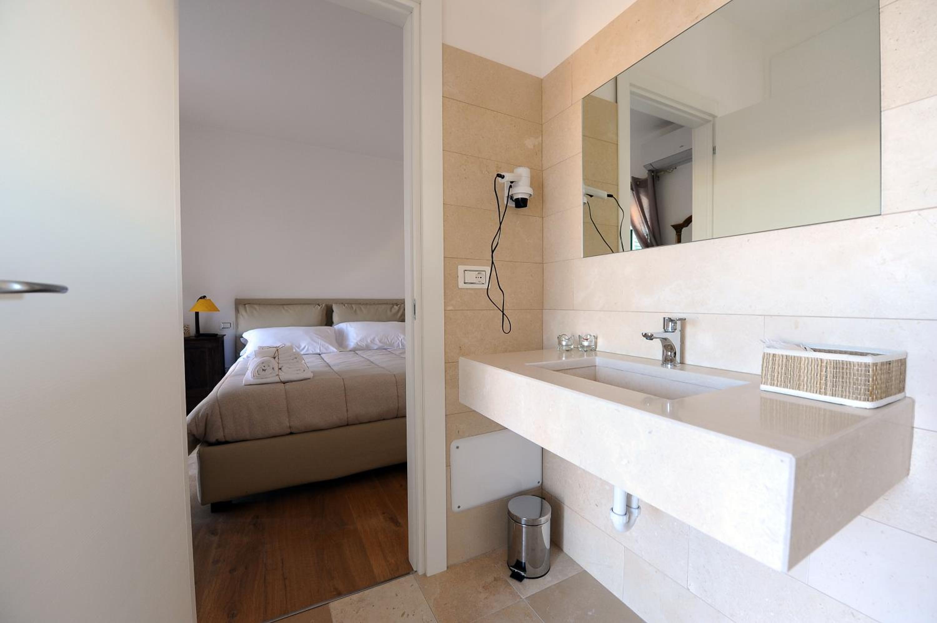 Double Room with Balcony and View - Photo 15