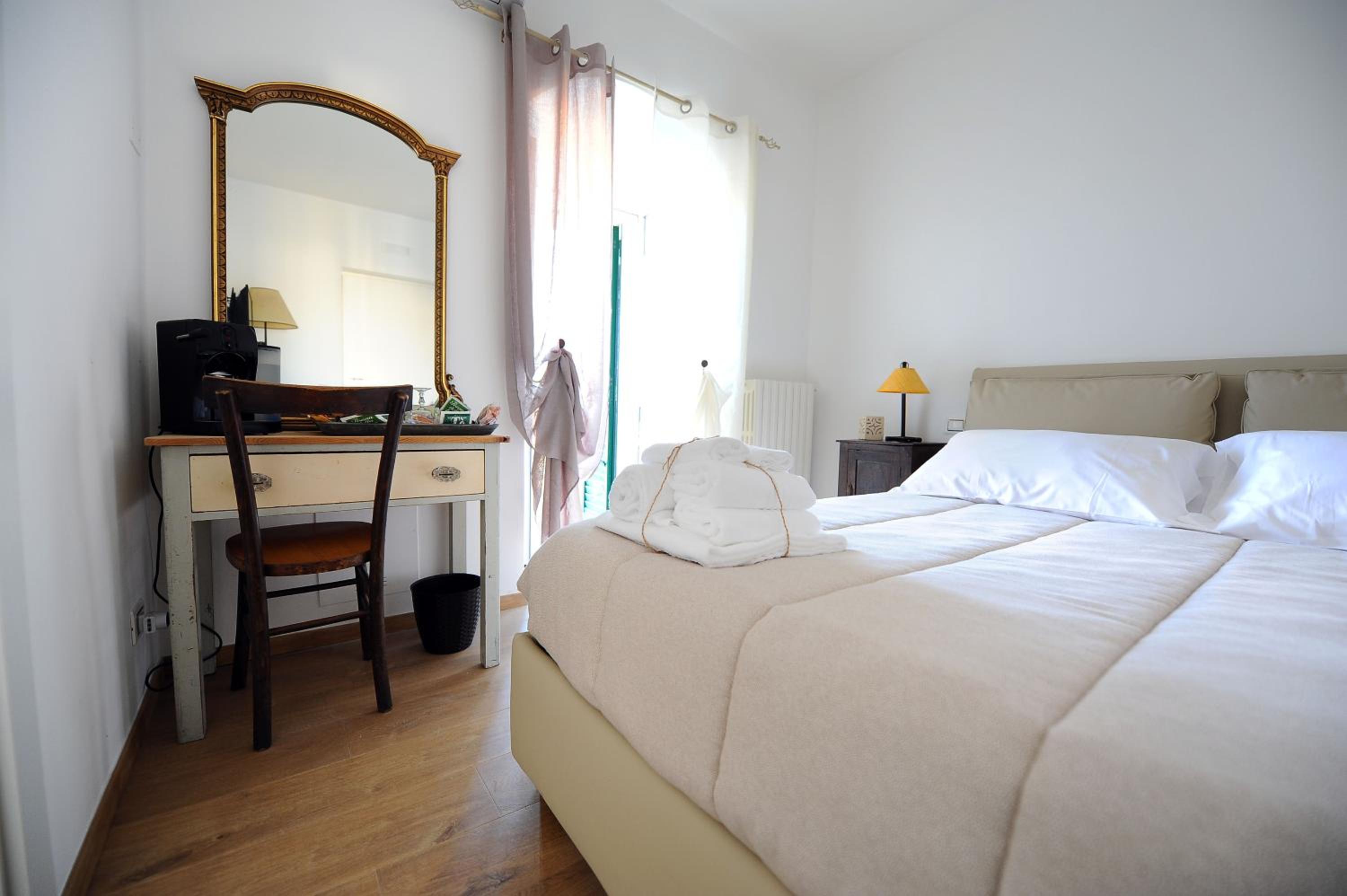 Double Room with Balcony and View - Photo 12