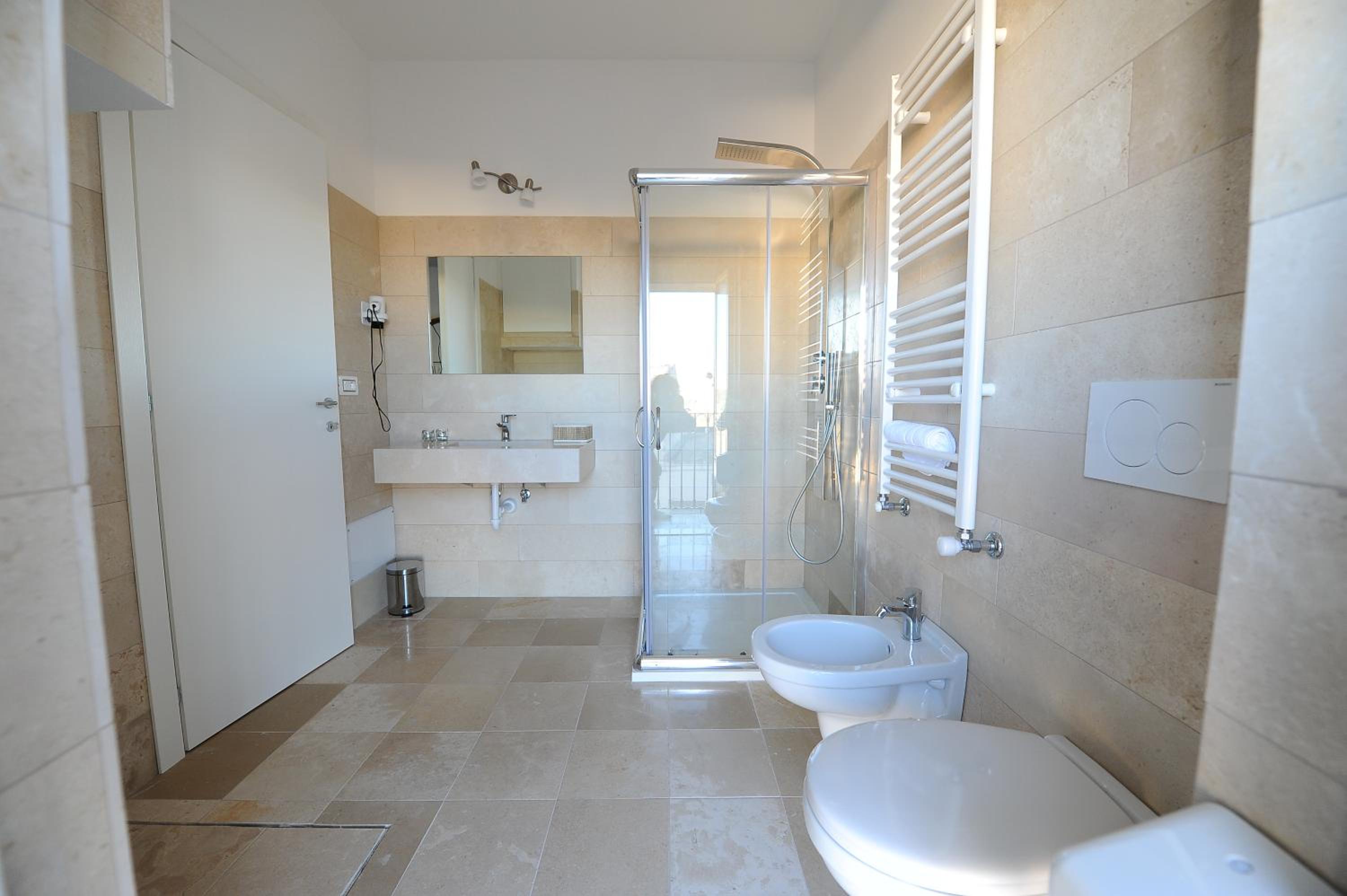 Double Room with Balcony and View - Photo 9