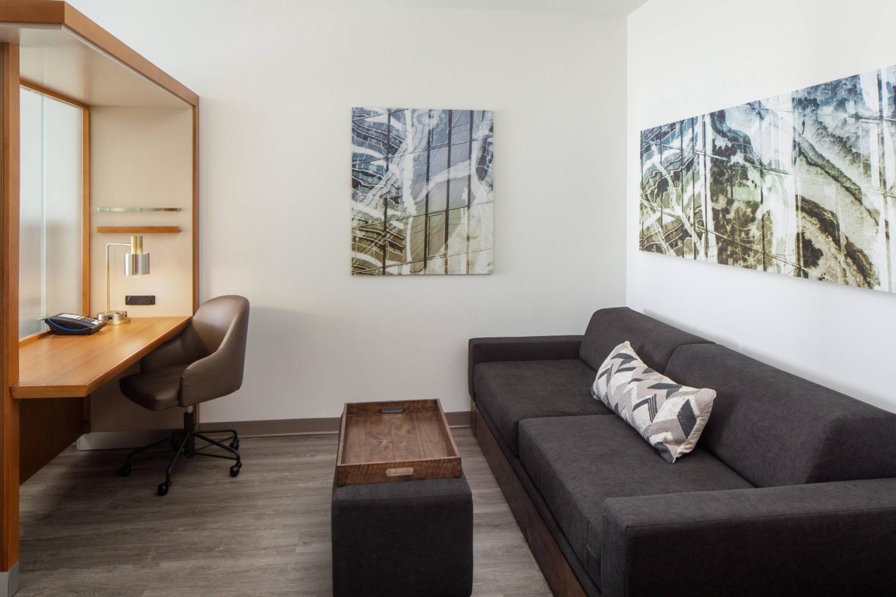 Queen Suite with Two Queen Beds, Bathtub and Trundle Sofa - Mobility Access photo 3