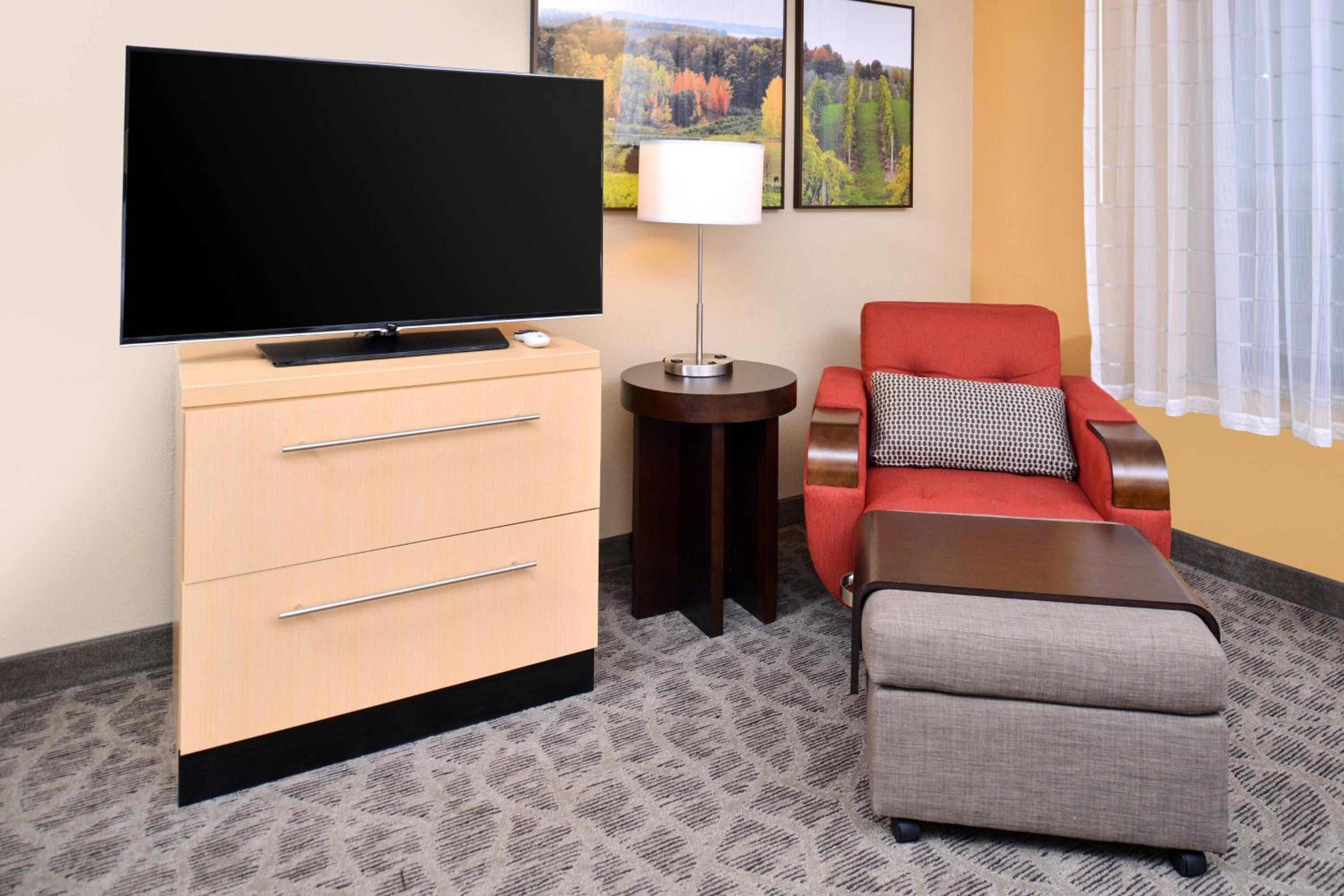 Studio with Two Queen Beds - Hearing Accessible photo 2