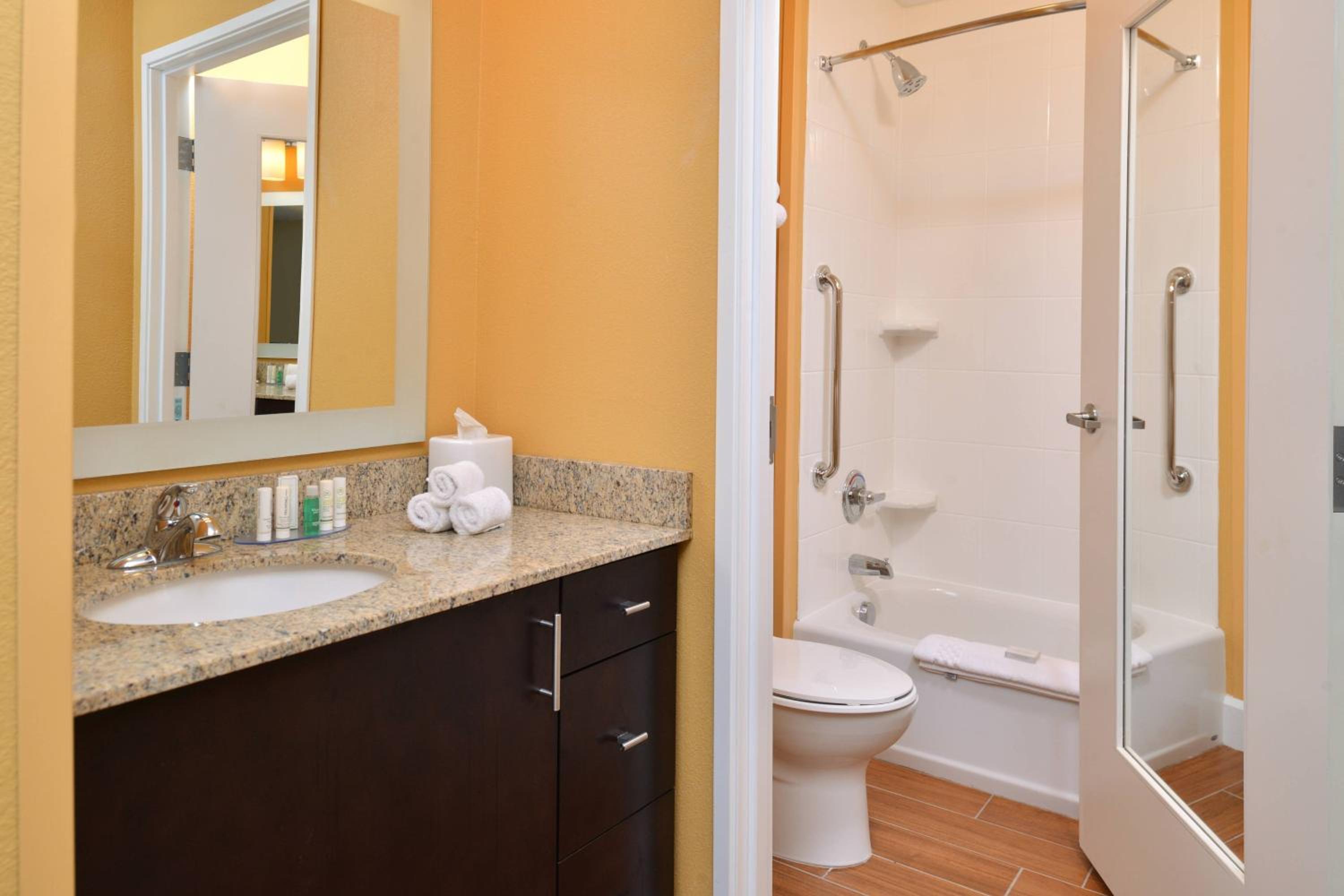 Queen Studio with Adapted Tub - Mobility Accessible