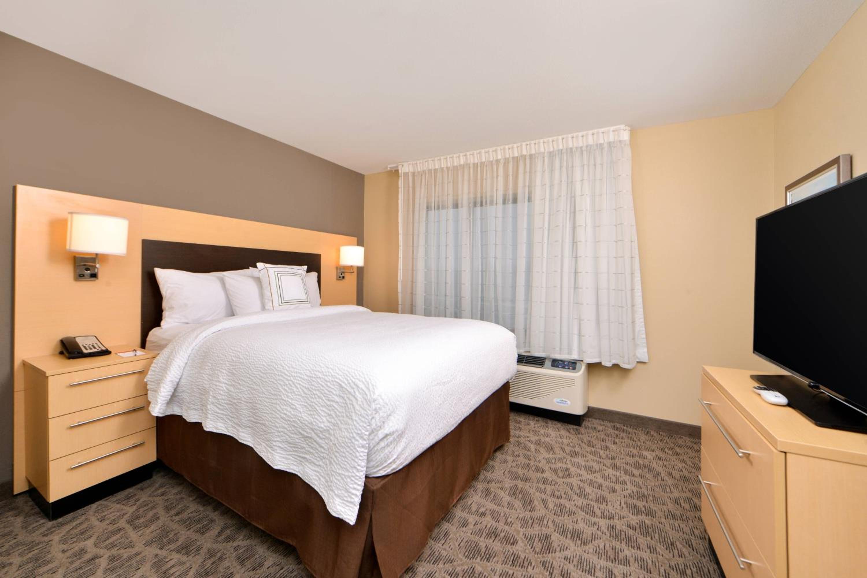 One-Bedroom Queen Suite with Sofa Bed and Adapted Tub - Mobility Accessible photo 1