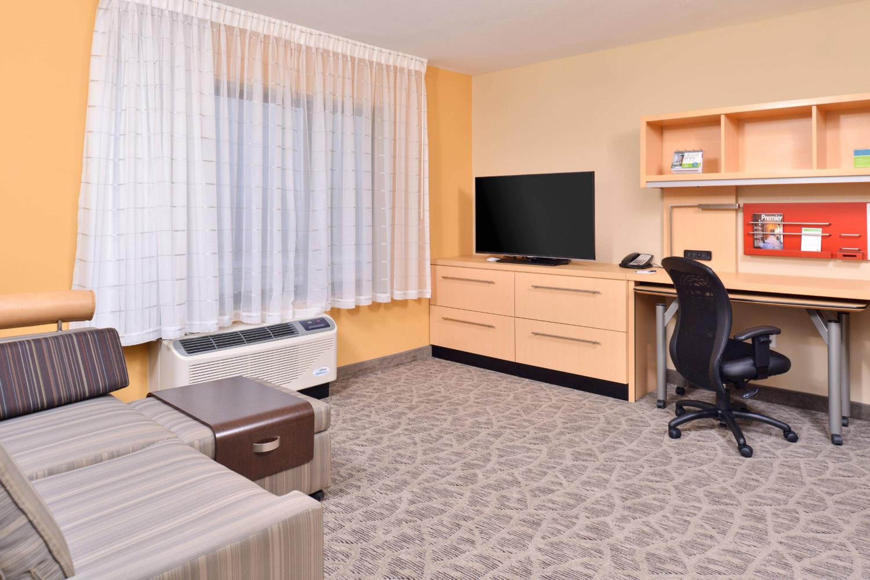 One-Bedroom Queen Suite with Sofa Bed and Adapted Tub - Mobility Accessible photo 2