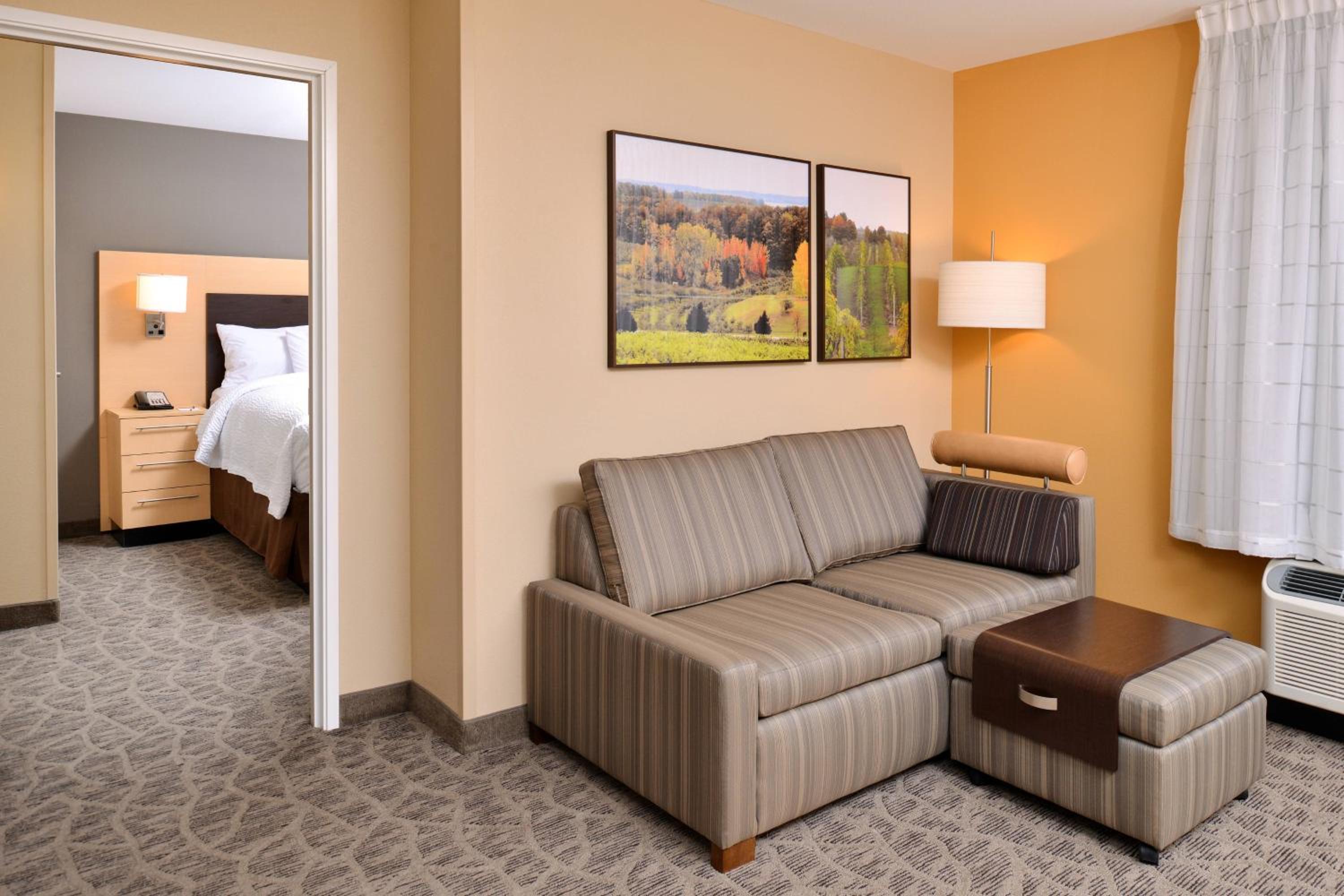 One-Bedroom Queen Suite with Sofa Bed and Adapted Tub - Mobility Accessible photo 3
