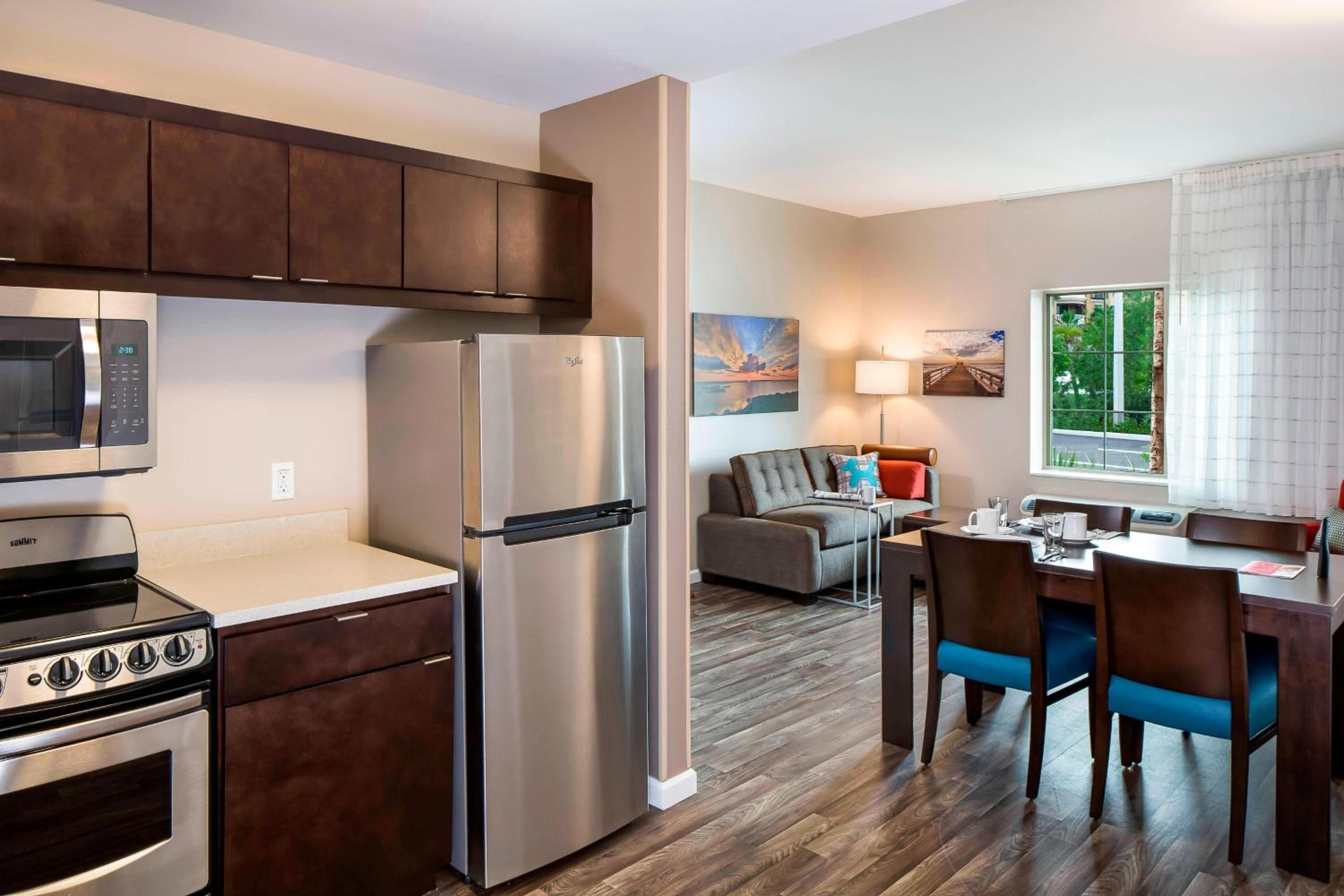 Two-Bedroom Suite with Adapted Tub - Mobility Accessible
