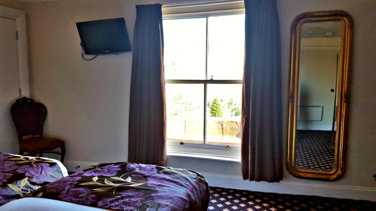  Feature Convertible Room – Twins or King photo 1