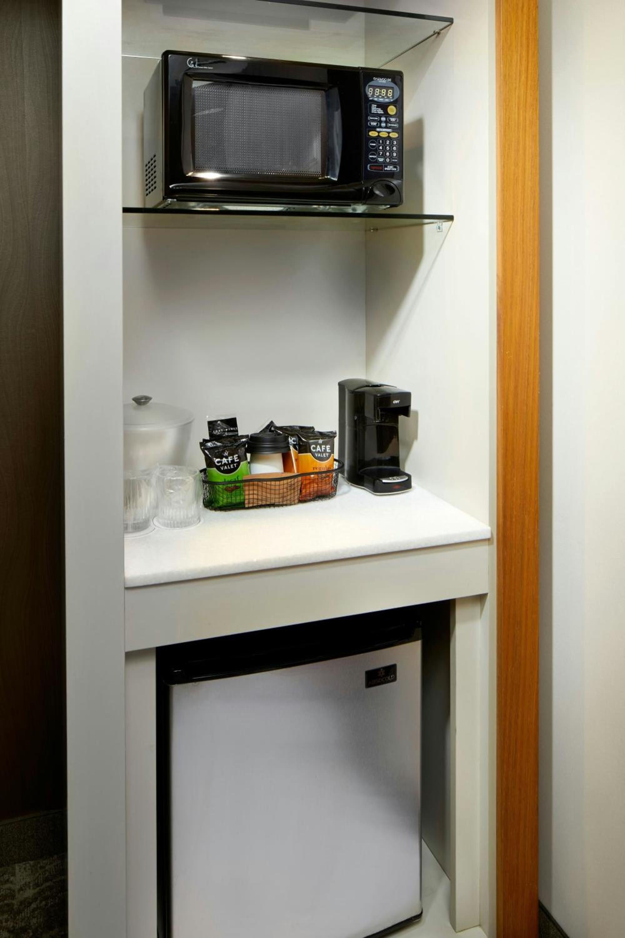 Queen Suite with Two Queen Beds, Roll-In Shower and Trundle Sofa - Mobility Access - Photo 4