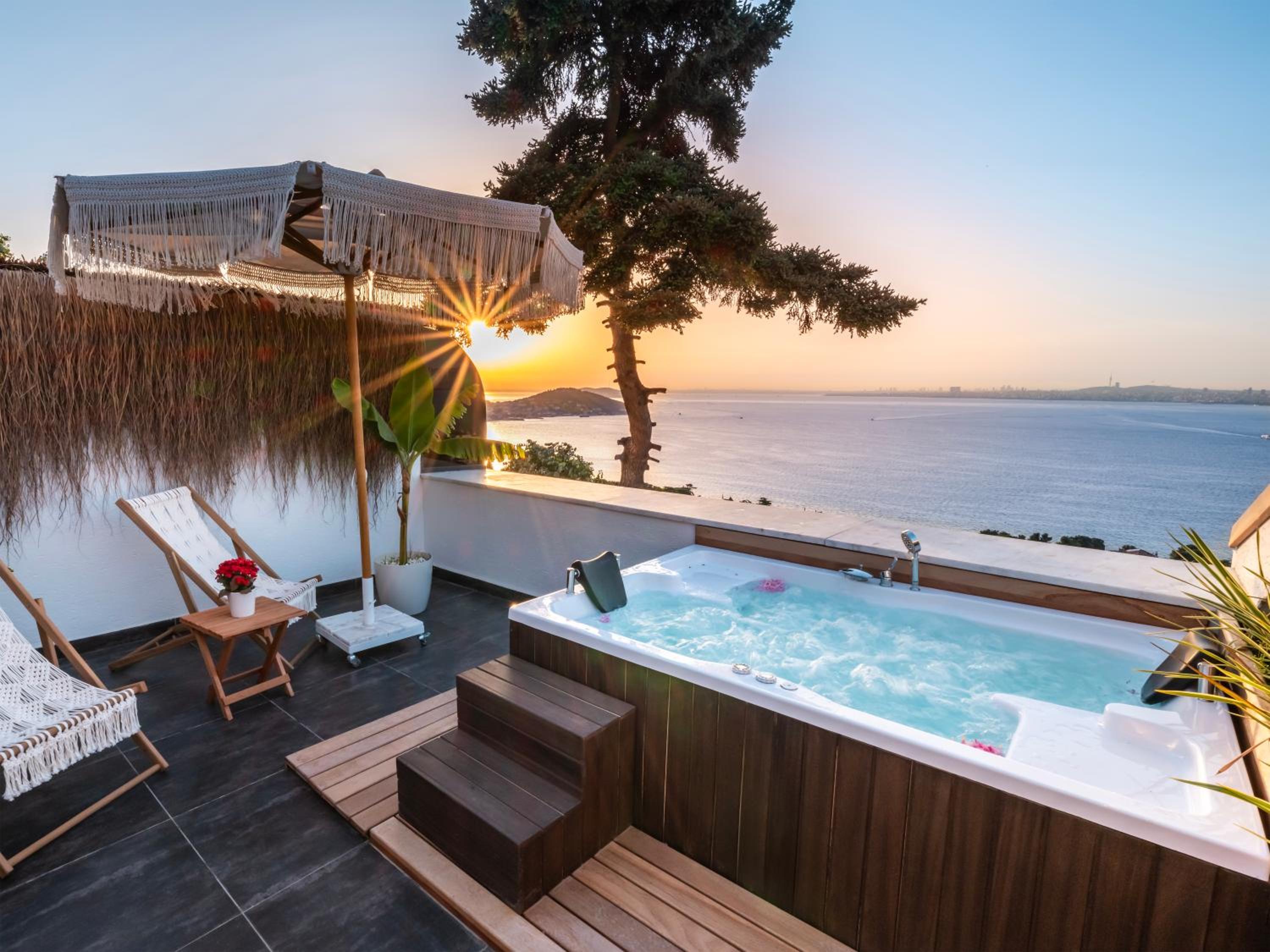 Deluxe Double Room with Balcony and Sea View
