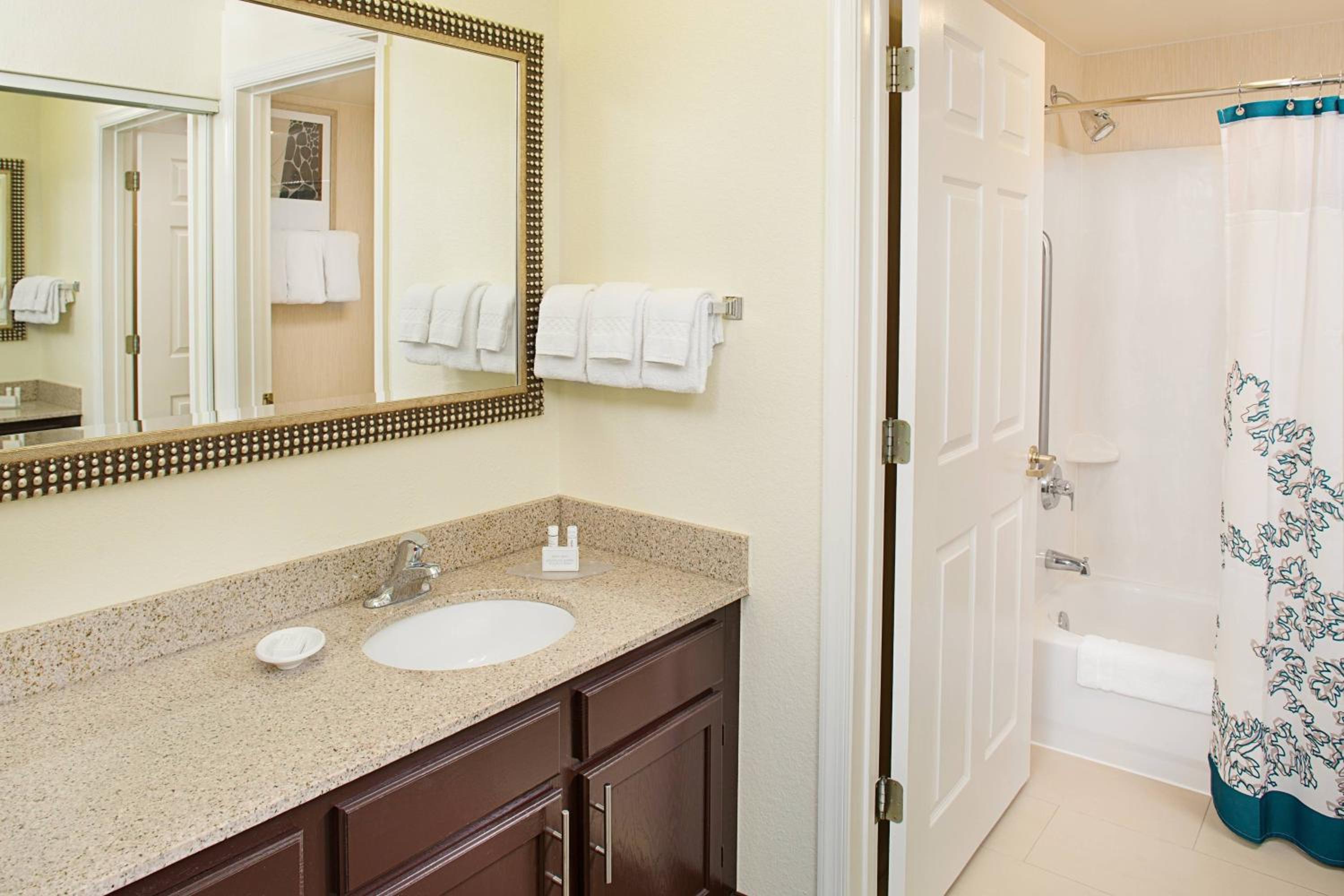 One-Bedroom Queen Suite with Sofa Bed - Hearing Accessible photo 3