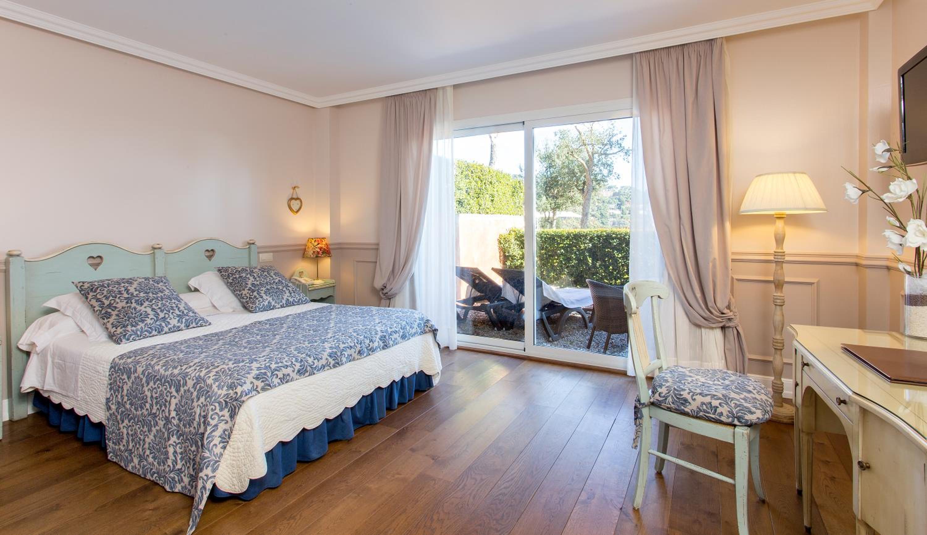 Habitación Doble Deluxe con Vista al Jardín y al Mar