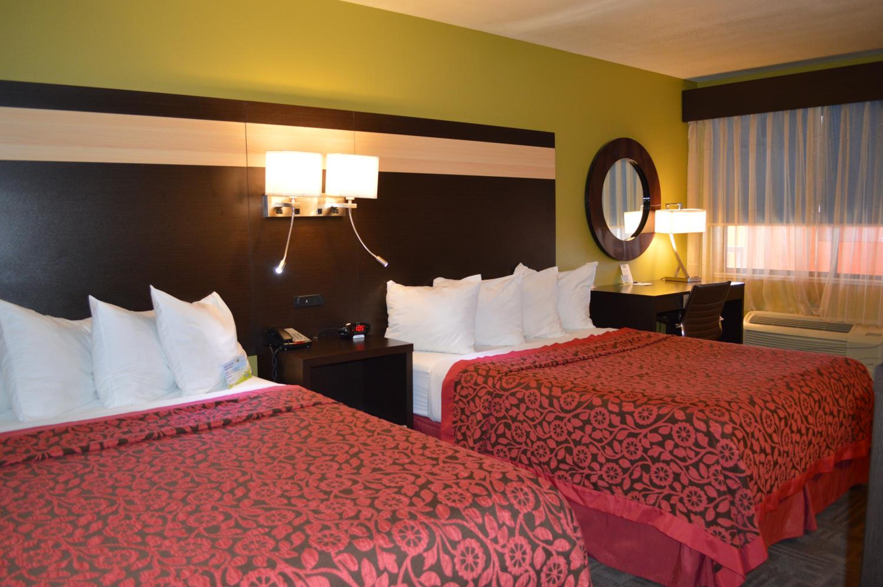 Queen Room with Two Queen Beds - Non-Smoking - Photo 1