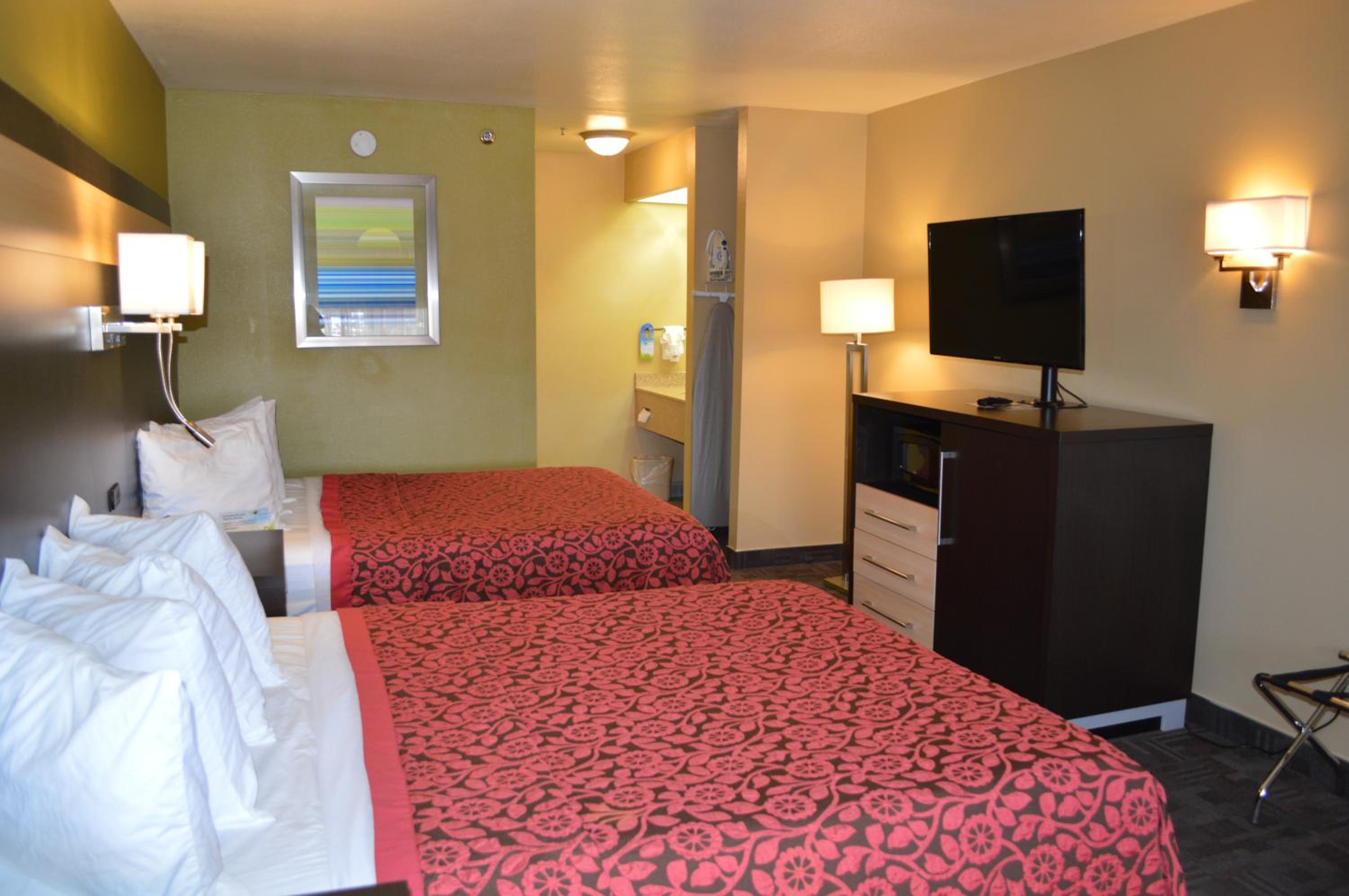 Queen Room with Two Queen Beds - Non-Smoking - Photo 6