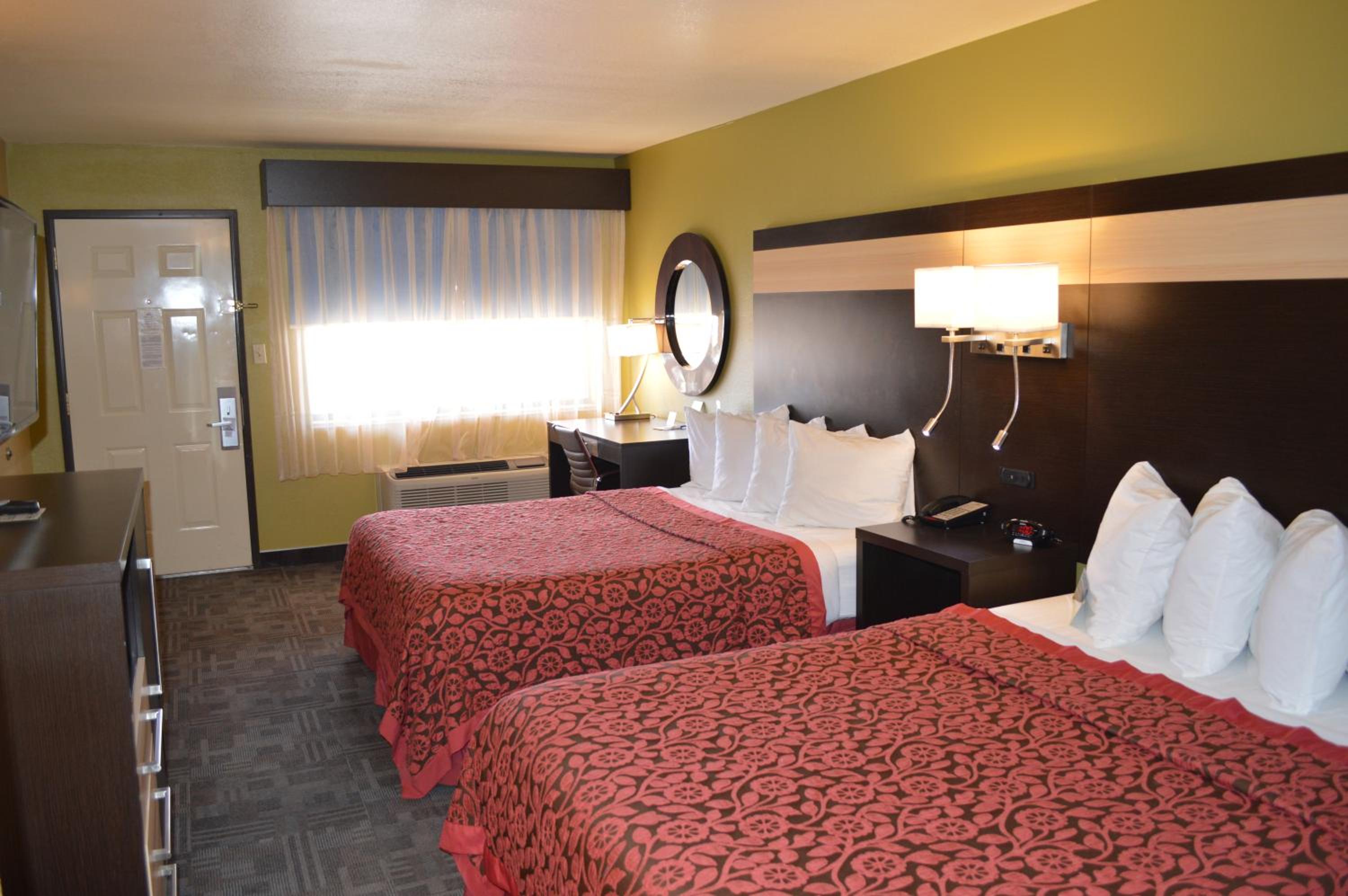 Queen Room with Two Queen Beds - Non-Smoking - Photo 2