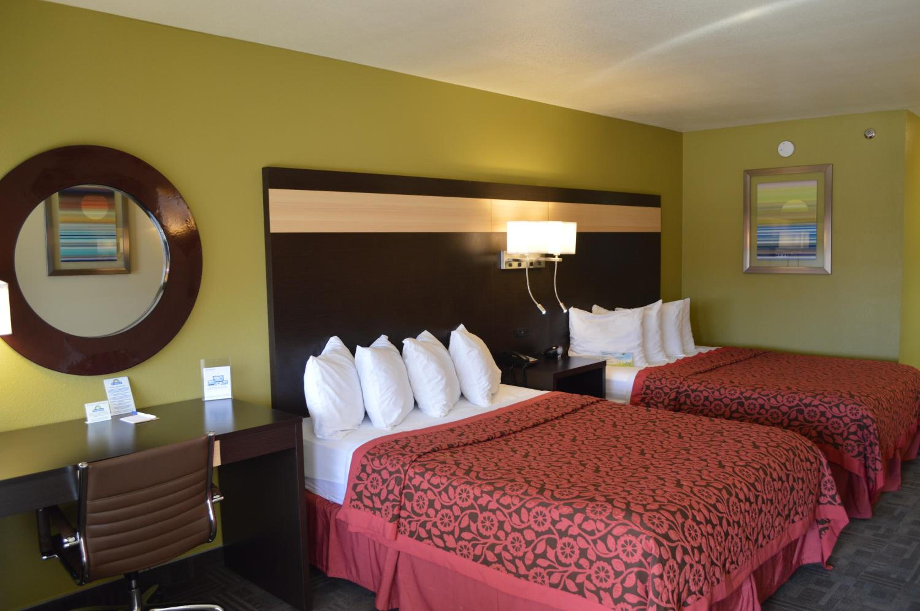 Queen Room with Two Queen Beds - Non-Smoking - Photo 5