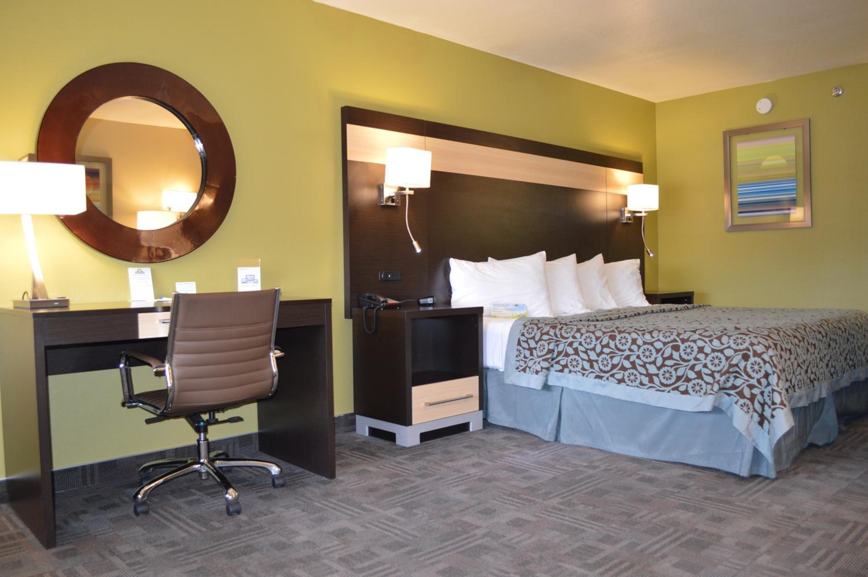 King Room - Non-Smoking - Photo 1