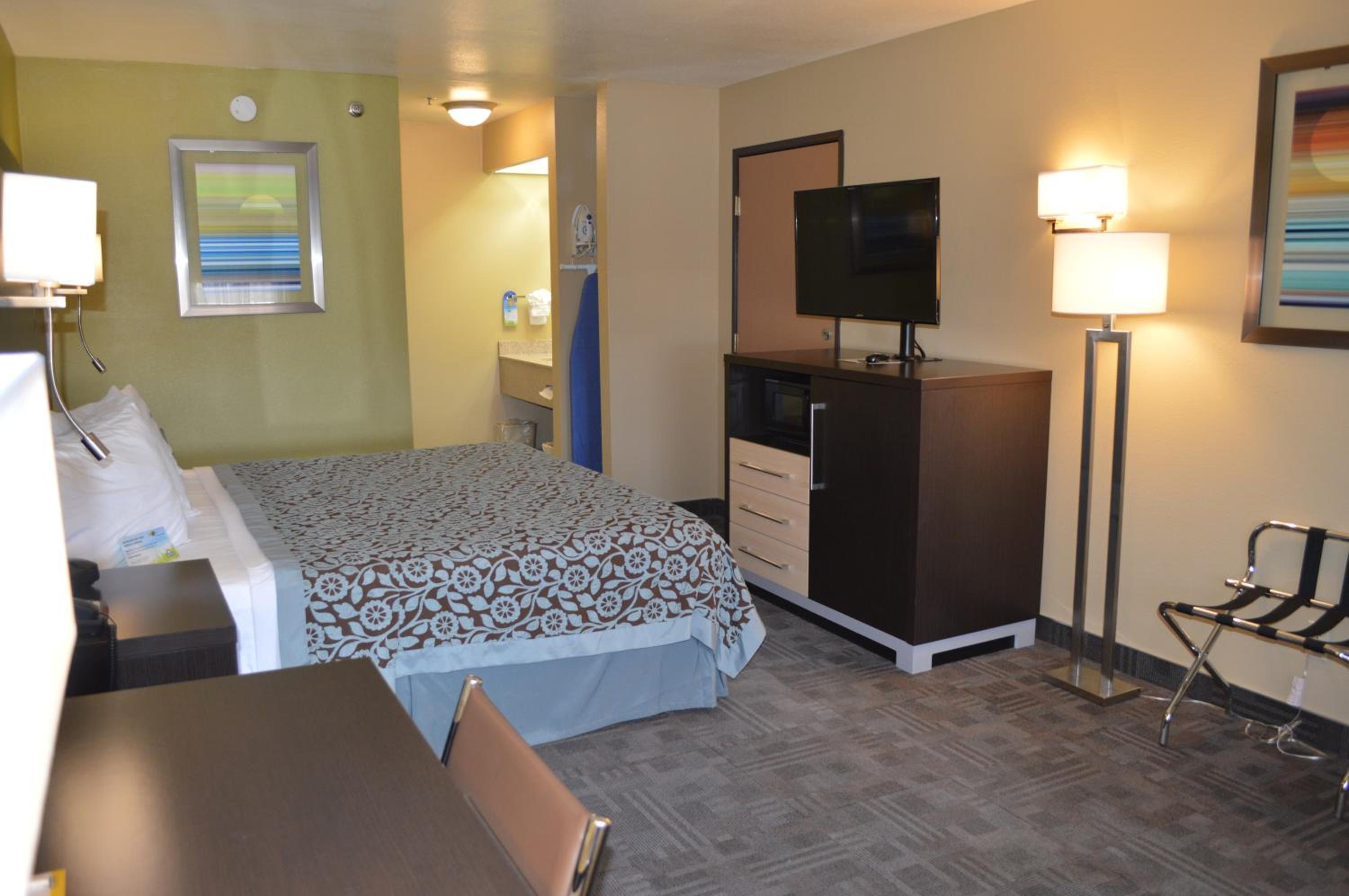 King Room - Non-Smoking - Photo 2