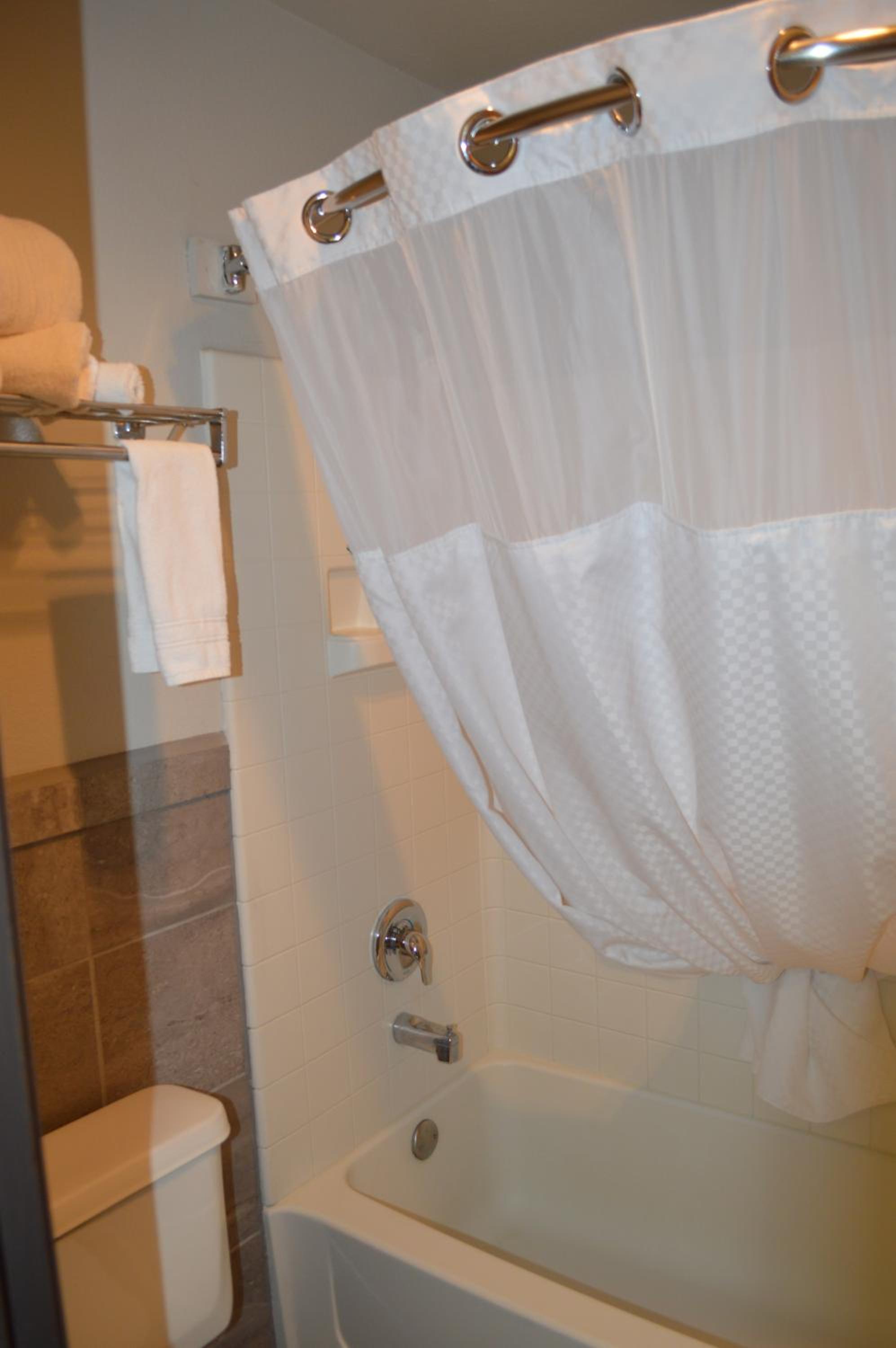 Queen Room with Two Queen Beds - Non-Smoking - Photo 7
